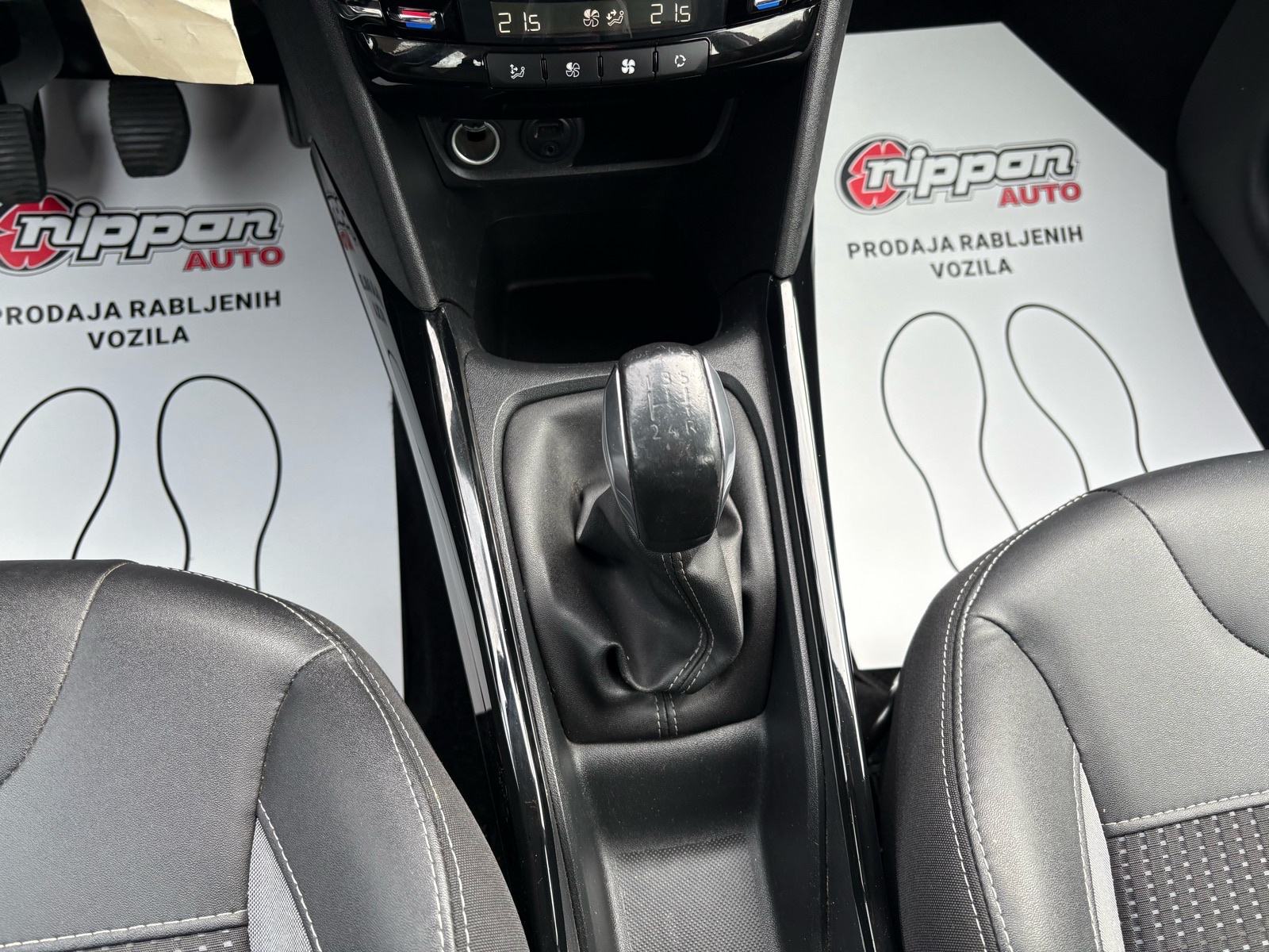 Peugeot 2008 1,2 NAVI - KLIMA - SERVIS - LEASING RATA 212 €, fotografija 16