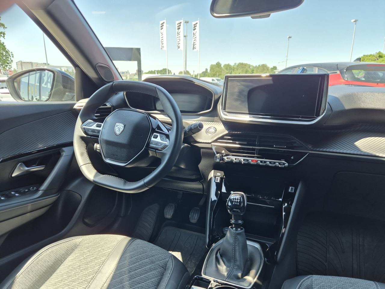 Peugeot 2008 1,2 PureTech 100 S&S Allure, fotografija 13