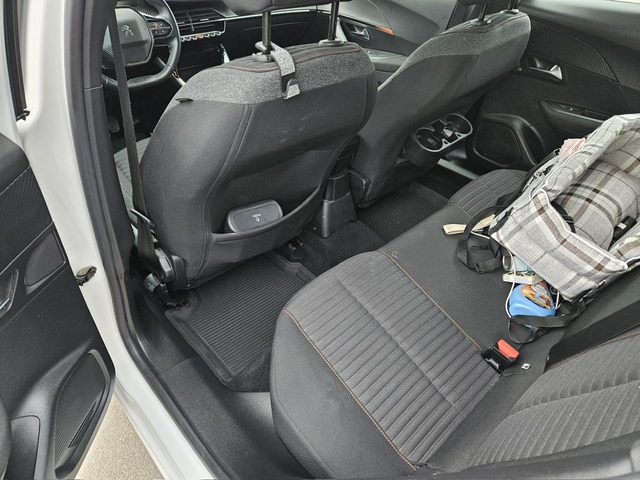 PEUGEOT 2008 1,2 PURETECH 100 KS, ODLIČAN, SAMO 39 000 KM......., fotografija 17