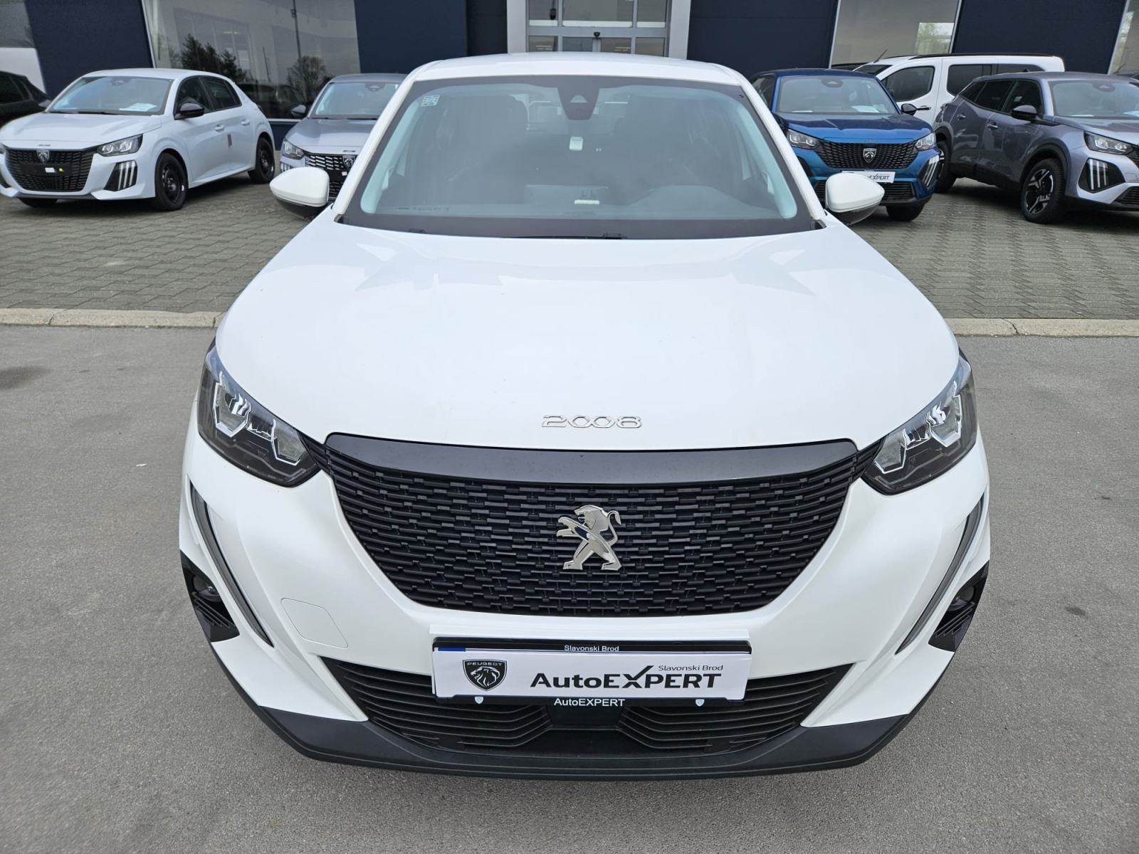 PEUGEOT 2008 1,2 PURETECH 100 KS, ODLIČAN, SAMO 39 000 KM......., fotografija 3