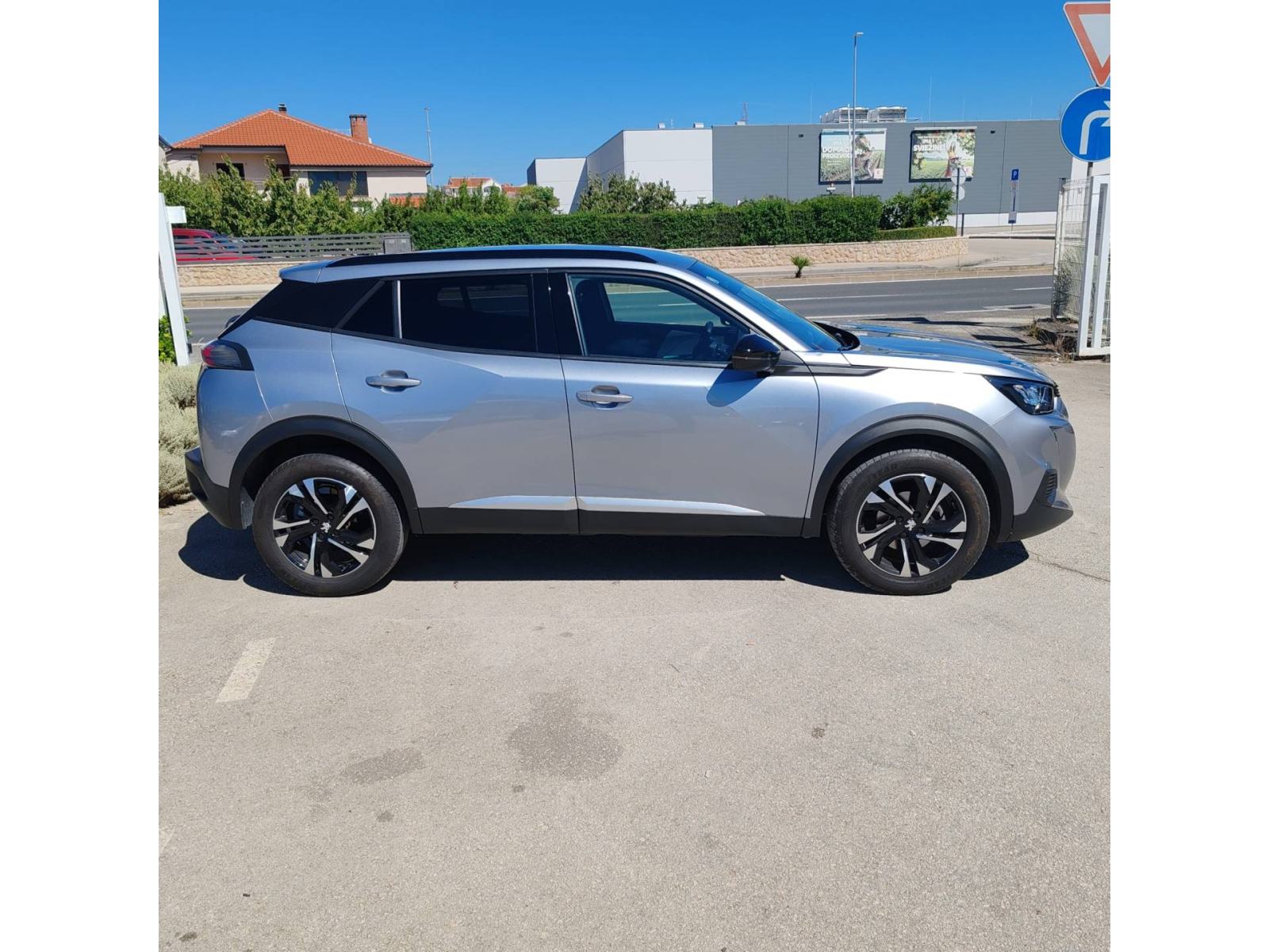 PEUGEOT 2008 1.2 PureTech 130 KS ALLURE AUTOMATIK *VOZILO S JAMSTVOM*, fotografija 9