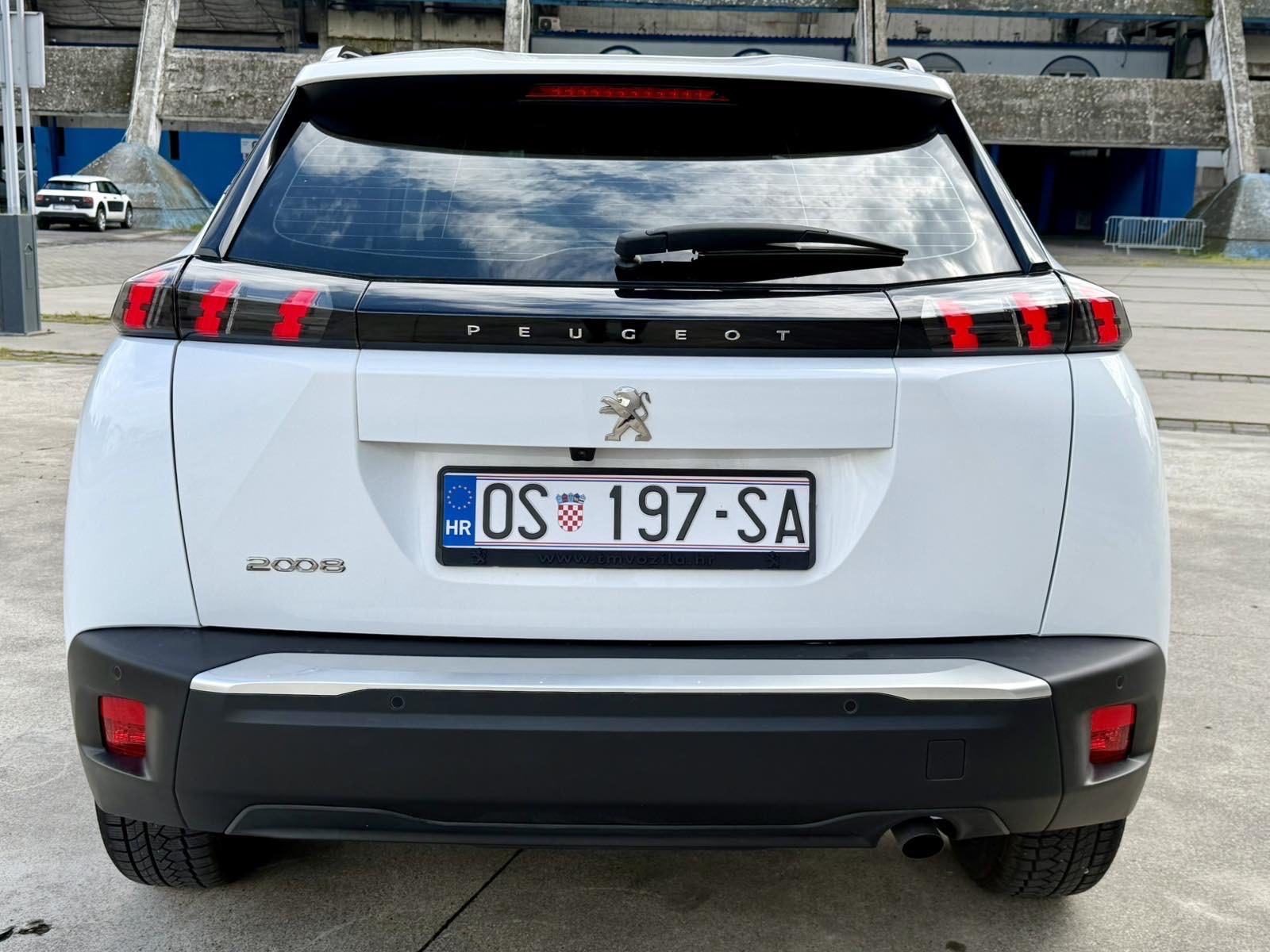 Peugeot 2008 1,2 PureTech** ALLURE **LED** ACC** KOŽA** NAVI**, fotografija 6