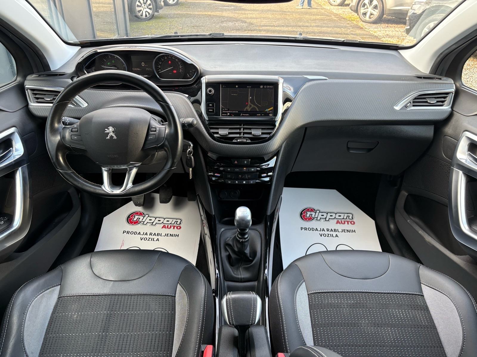 Peugeot 2008 1,2 PureTech NAVI - KLIMA - LEASING RATA 181 €, fotografija 12