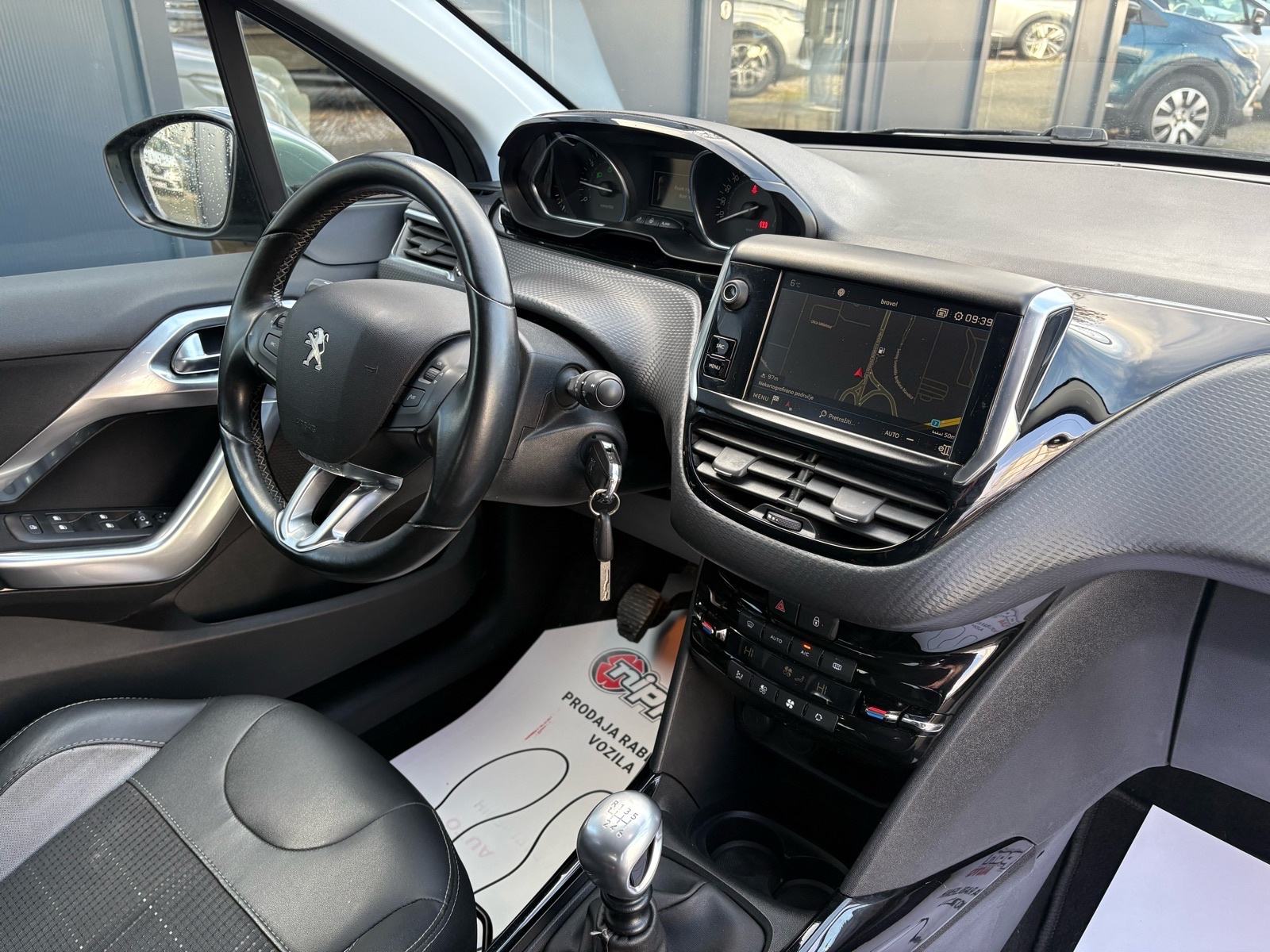 Peugeot 2008 1,2 PureTech NAVI - KLIMA - LEASING RATA 181 €, fotografija 17