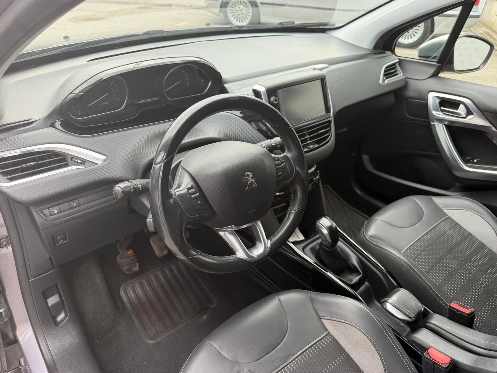 Peugeot 2008 1,2 PureTech Reg 07/2027, fotografija 8