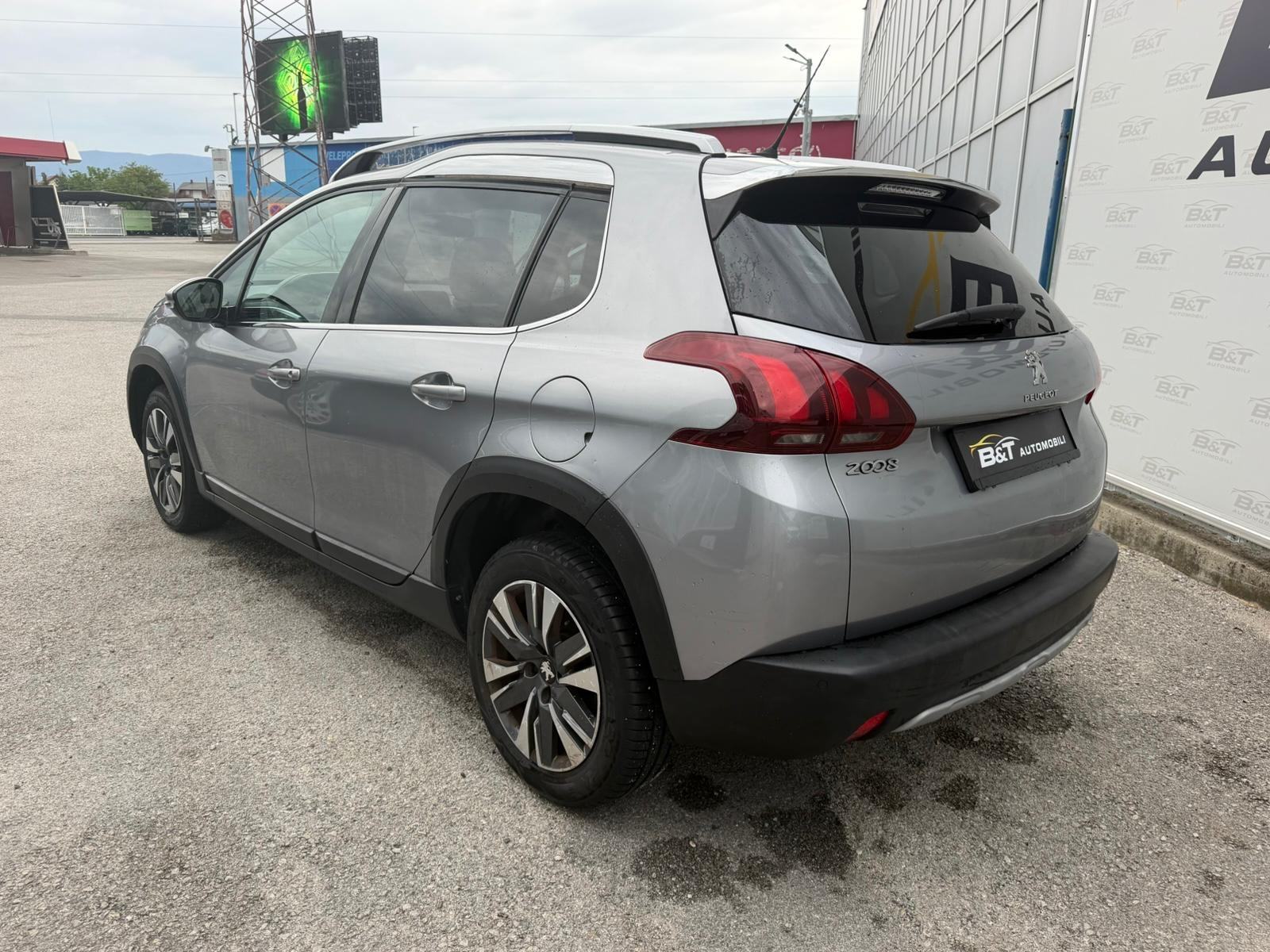Peugeot 2008 1,2 PureTech Reg 07/2027, fotografija 6