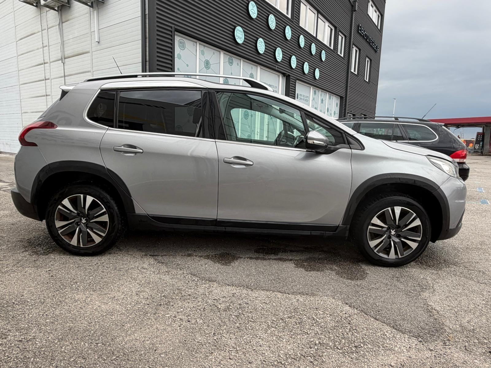 Peugeot 2008 1,2 PureTech Reg 07/2027, fotografija 4