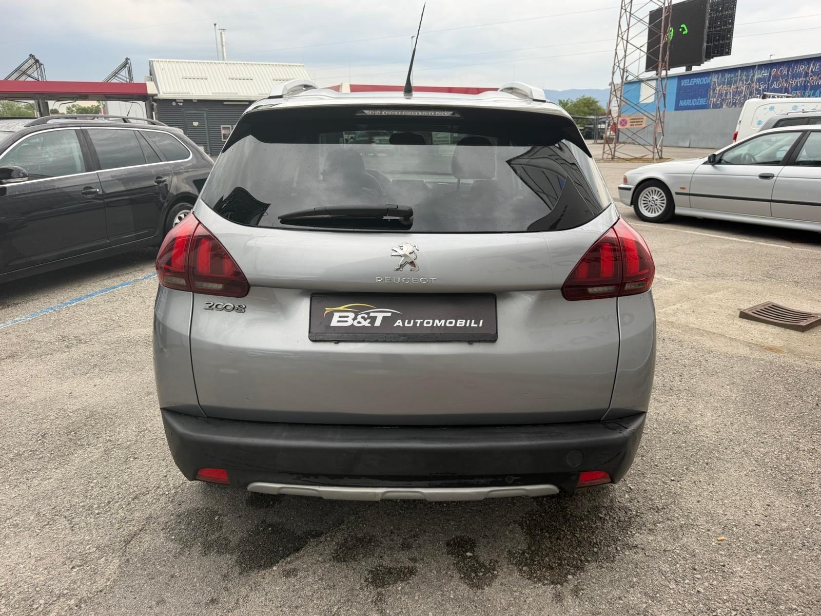 Peugeot 2008 1,2 PureTech Reg 07/2027, fotografija 5