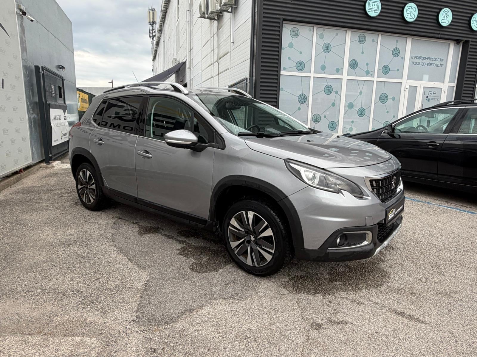 Peugeot 2008 1,2 PureTech Reg 07/2027, fotografija 3