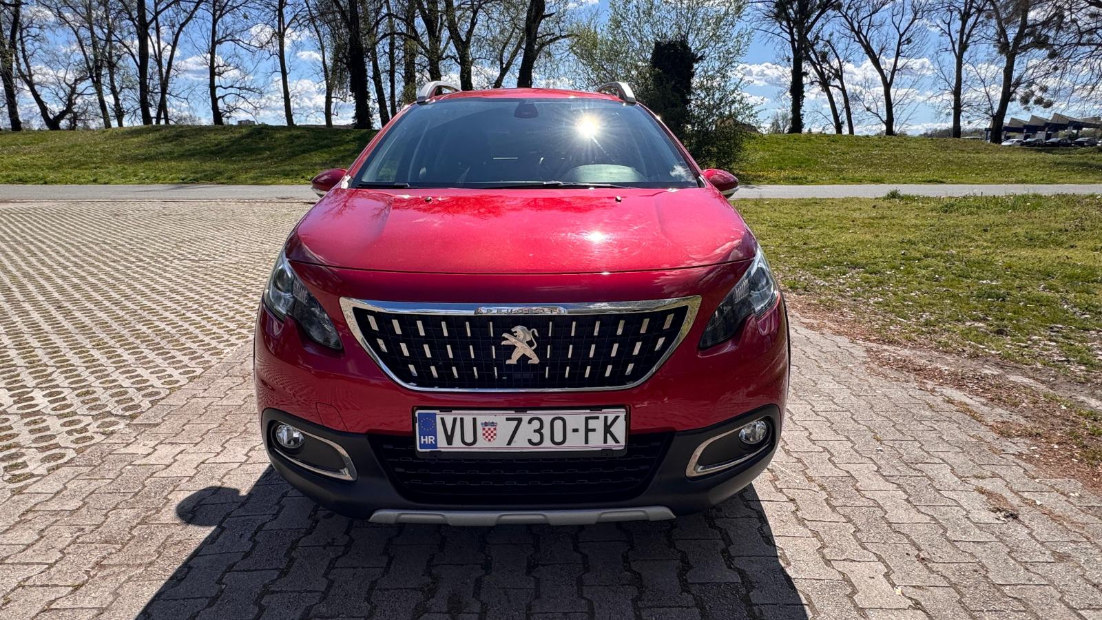 Peugeot 2008 1,2 PureTech * SERVISNA * TOP STANJE * ZIM.GUME, fotografija 2
