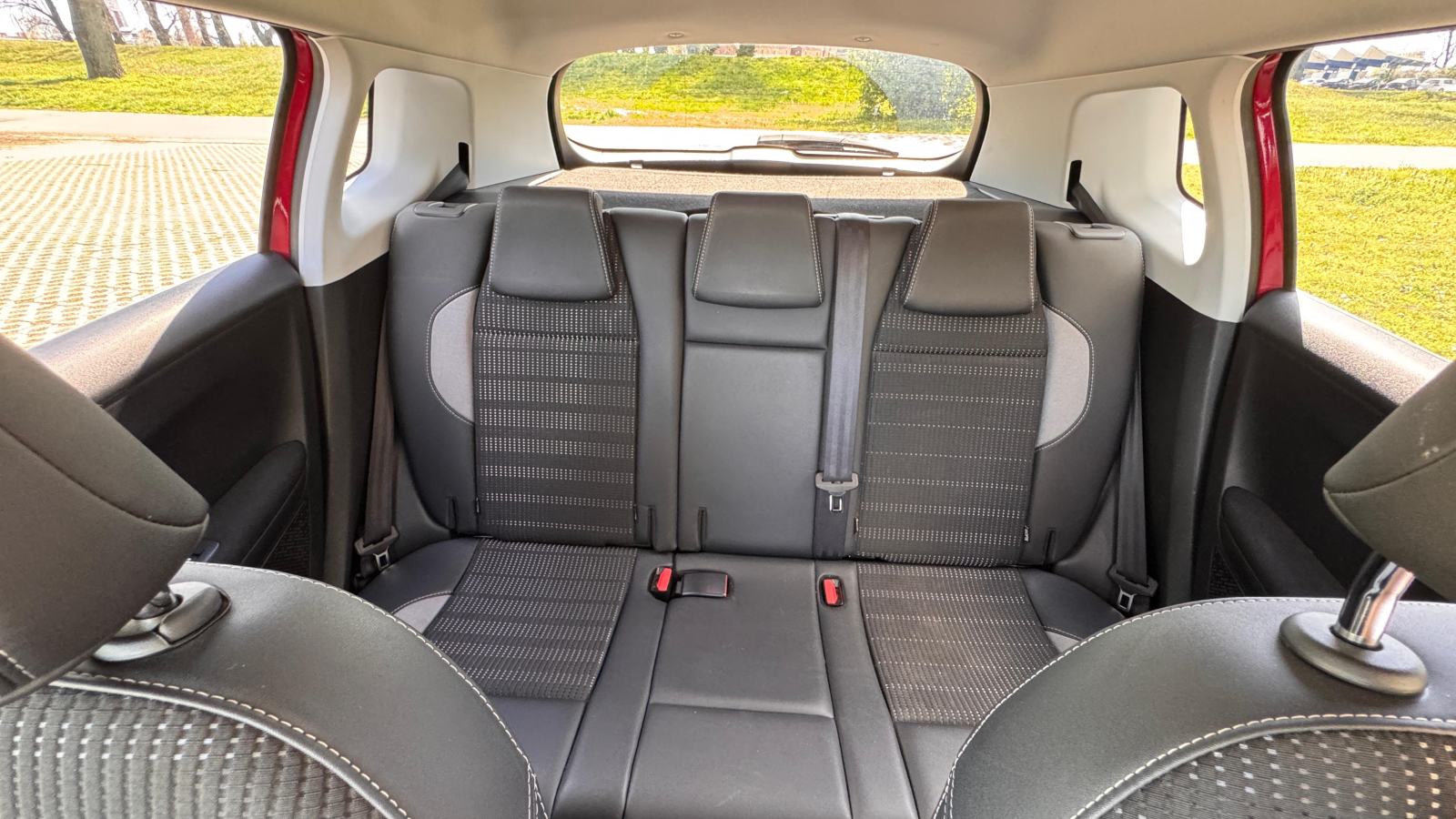 Peugeot 2008 1,2 PureTech * SERVISNA * TOP STANJE * ZIM.GUME, fotografija 9
