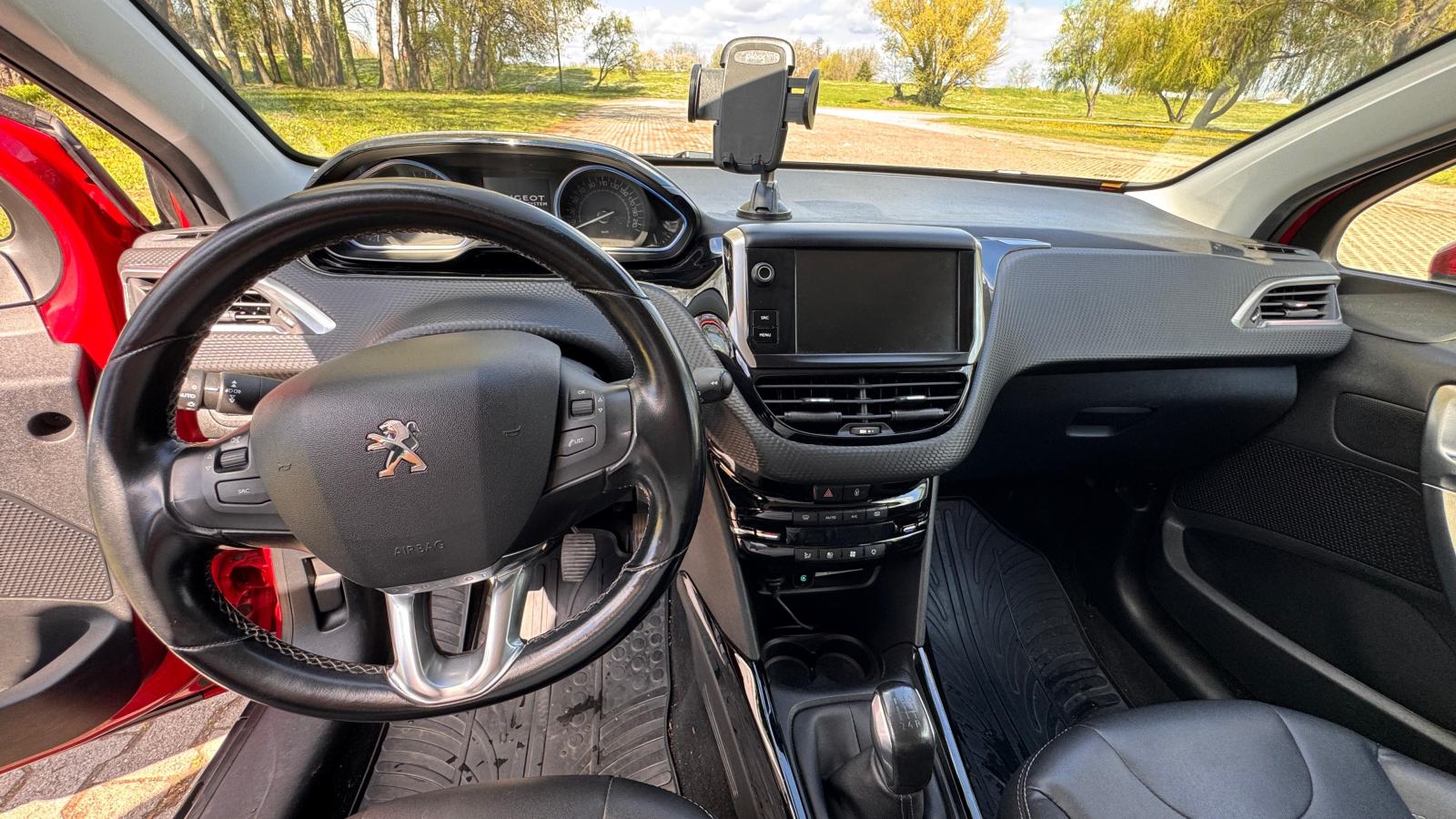 Peugeot 2008 1,2 PureTech * SERVISNA * TOP STANJE * ZIM.GUME, fotografija 16