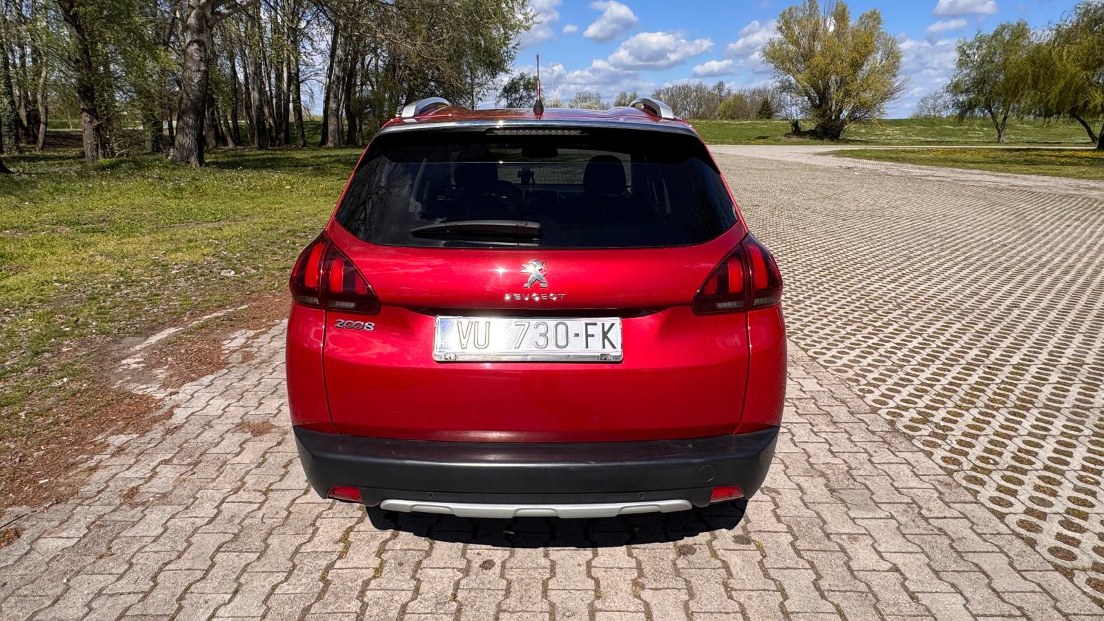 Peugeot 2008 1,2 PureTech * SERVISNA * TOP STANJE * ZIM.GUME, fotografija 6