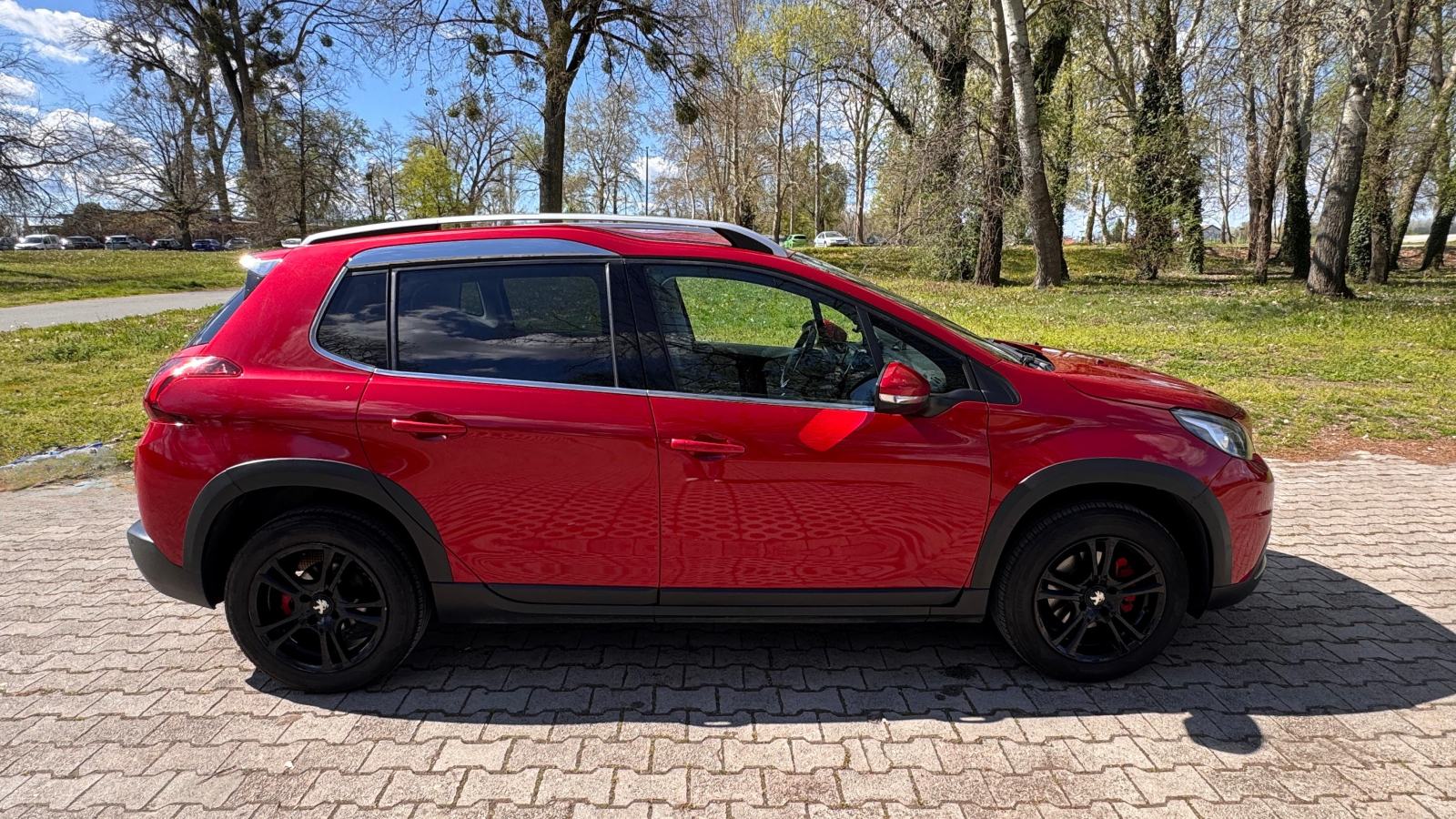 Peugeot 2008 1,2 PureTech * SERVISNA * TOP STANJE * ZIM.GUME, fotografija 5