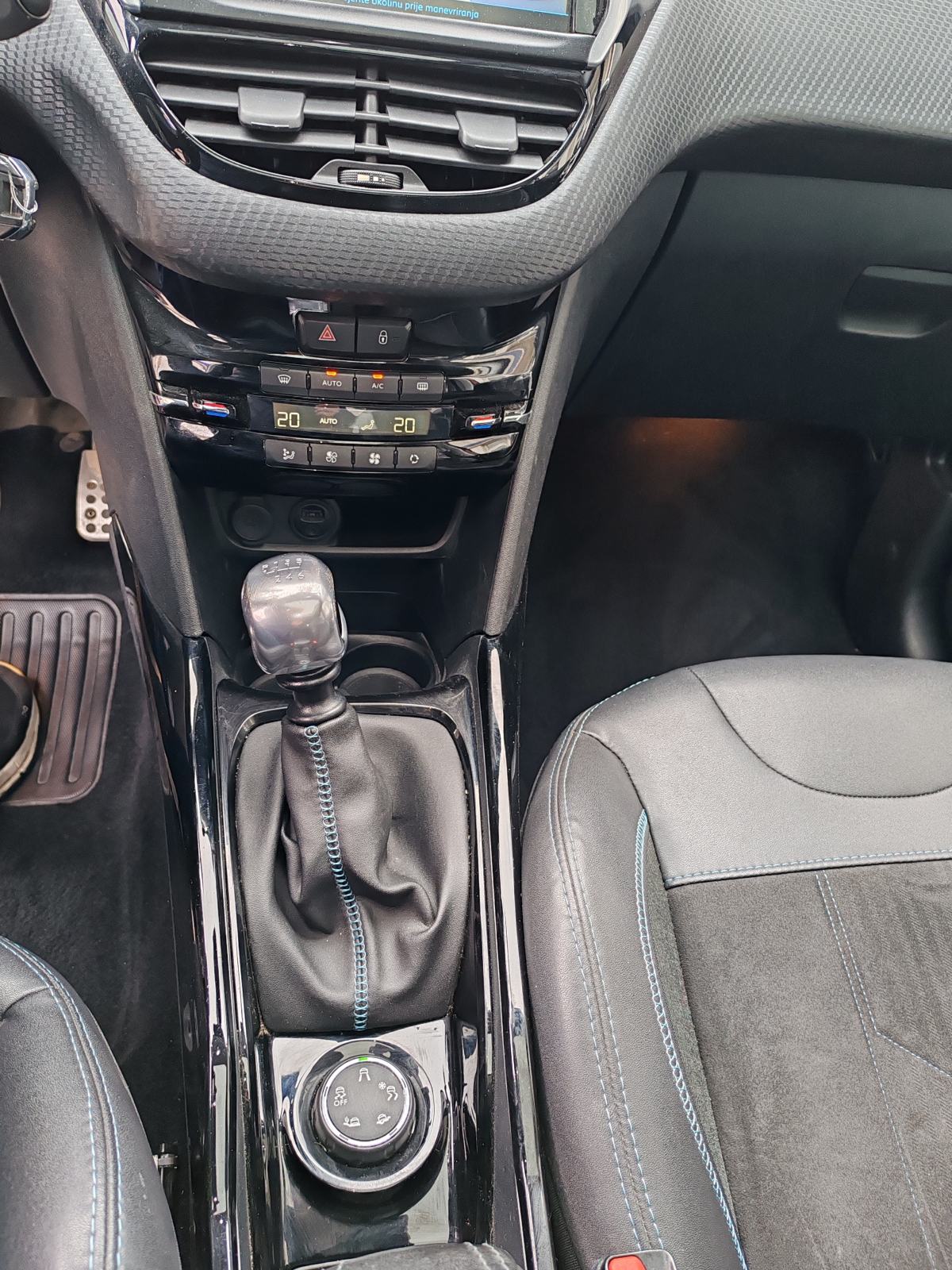 Peugeot 2008 1,2 PureTech, fotografija 16