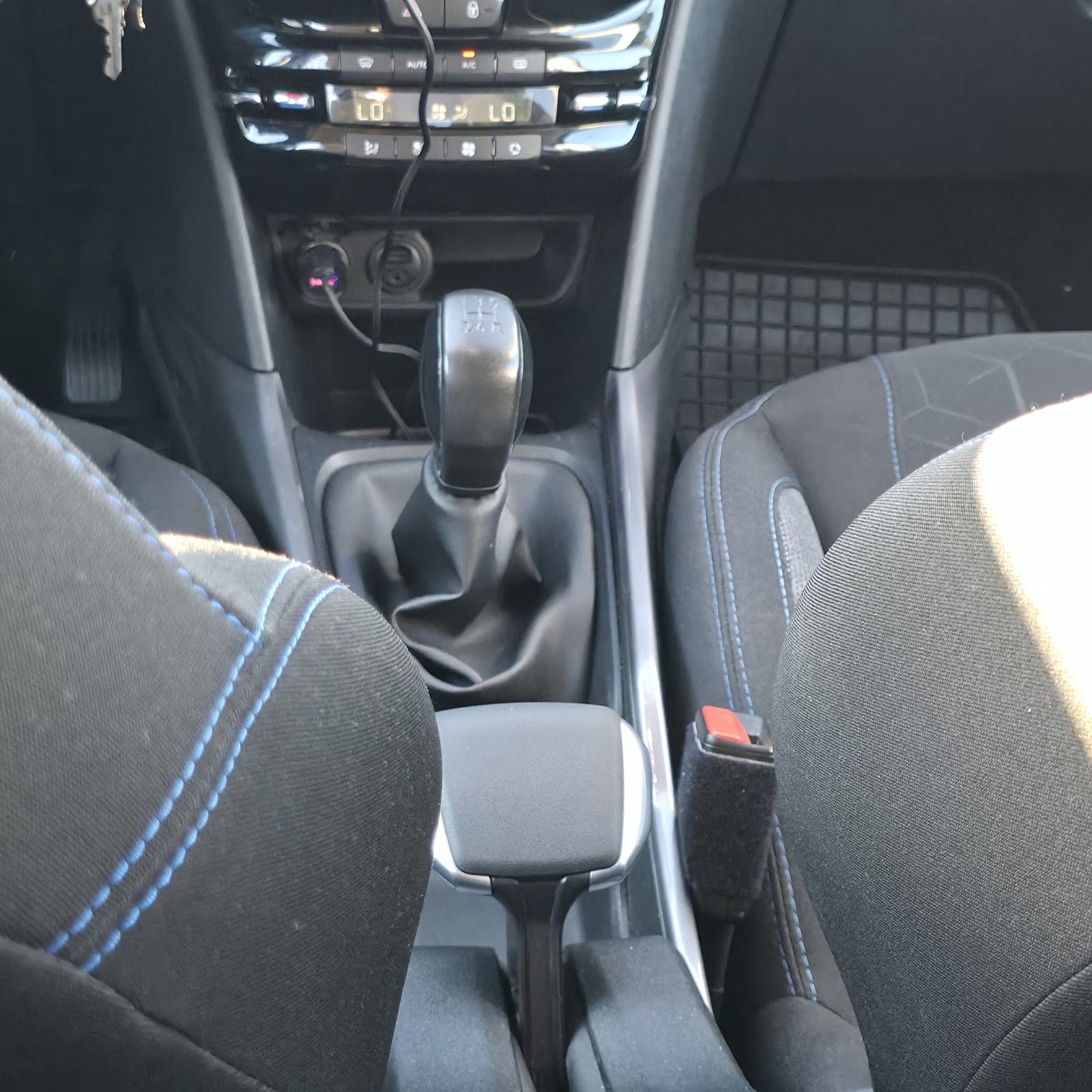 Peugeot 2008 1,2 PureTech -VLASNICA REG 4/27, fotografija 7