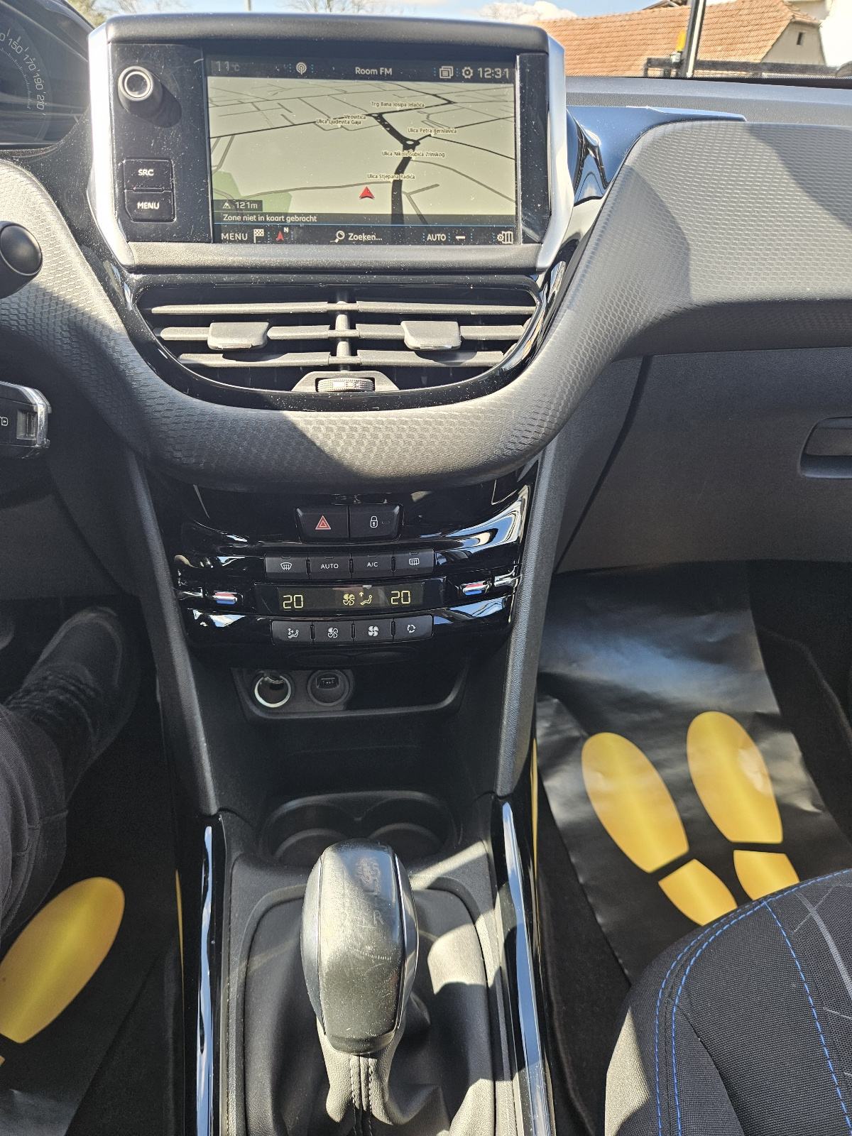 PEUGEOT 2008 1,2 PureTech STYLE NAVIGACIJA KLIMA ALU FELGE TEMPOMAT, fotografija 10