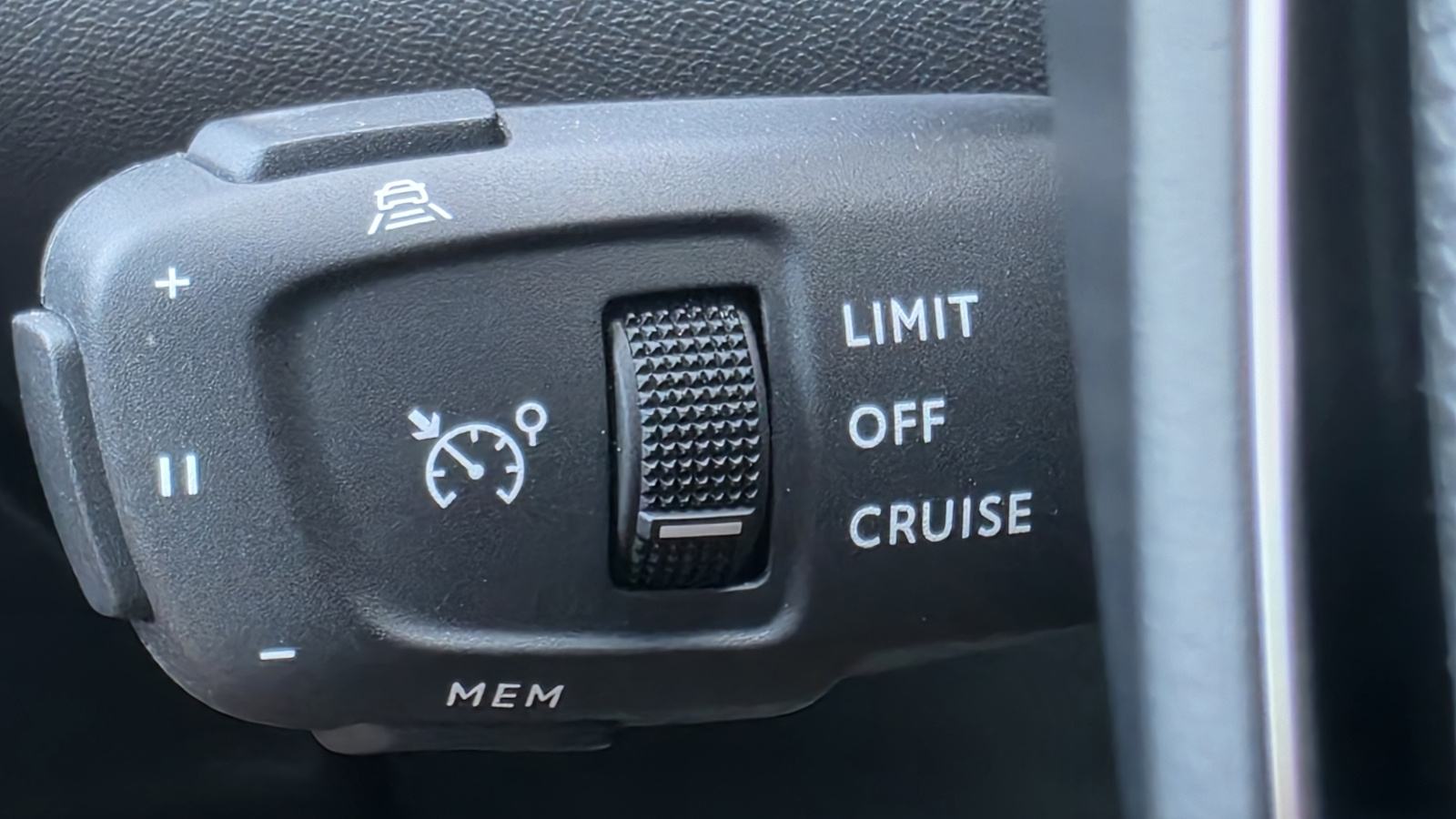 Peugeot 2008 1,2, REDIZAJN, EAT8, 130KS, GT-LINE, PANO, MASAŽA, fotografija 15