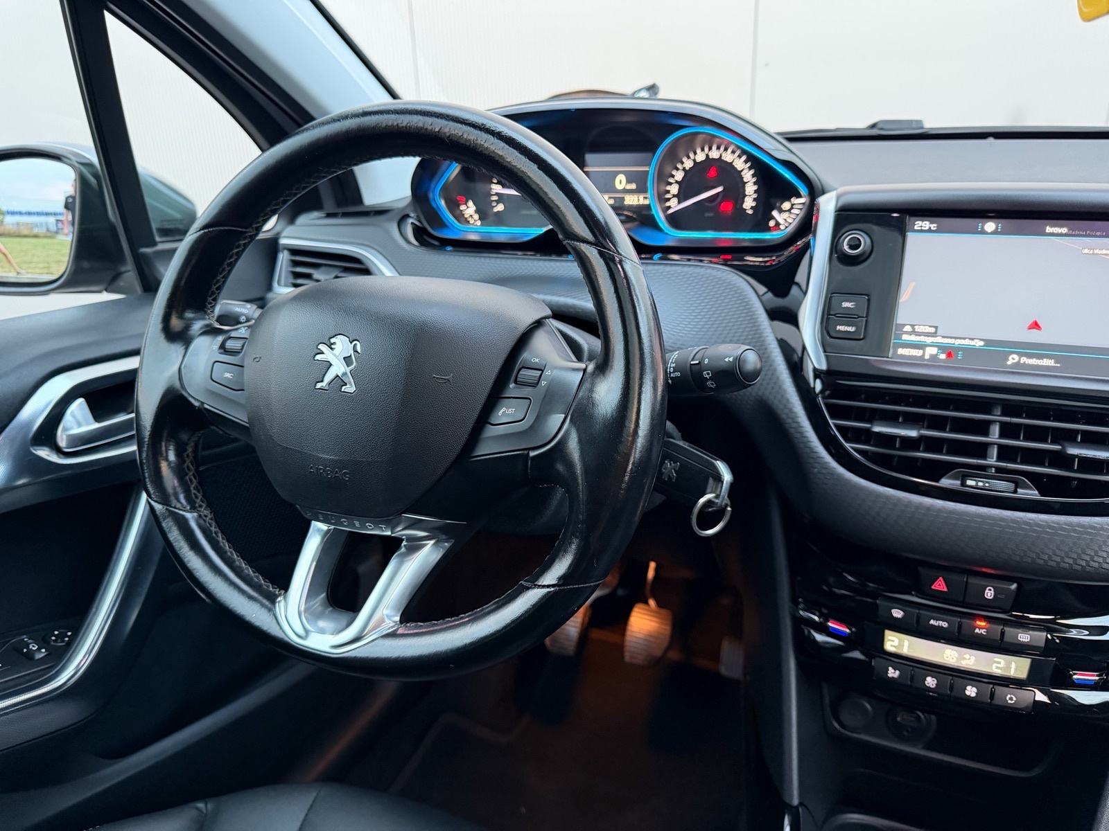 PEUGEOT 2008 1,2-REGISTRIRAN GODINU DANA-PANORAMA-VELIKI SERVIS-KLIMA-, fotografija 11