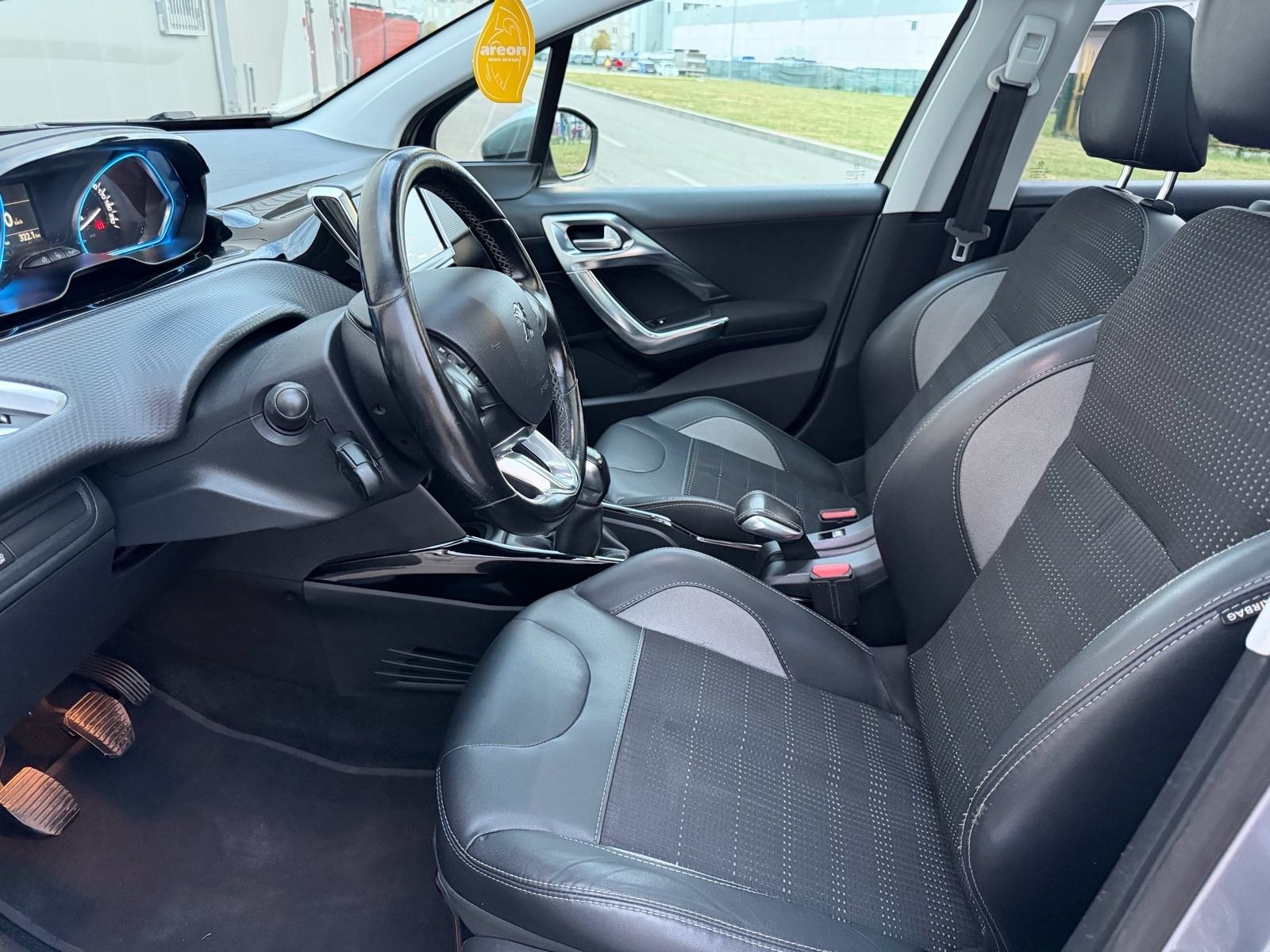 PEUGEOT 2008 1,2-REGISTRIRAN GODINU DANA-PANORAMA-VELIKI SERVIS-KLIMA-, fotografija 17