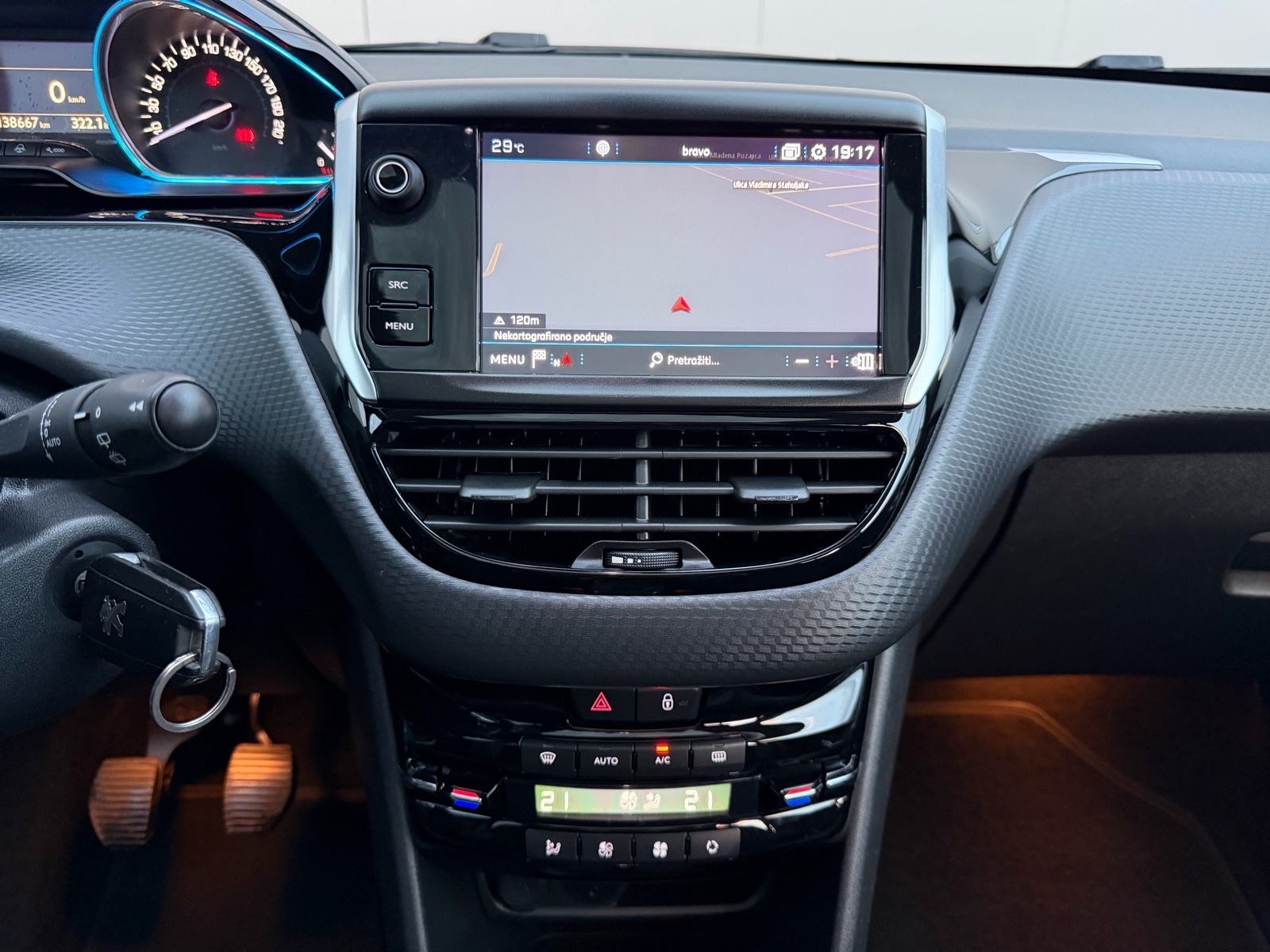 PEUGEOT 2008 1,2-REGISTRIRAN GODINU DANA-PANORAMA-VELIKI SERVIS-KLIMA-, fotografija 9