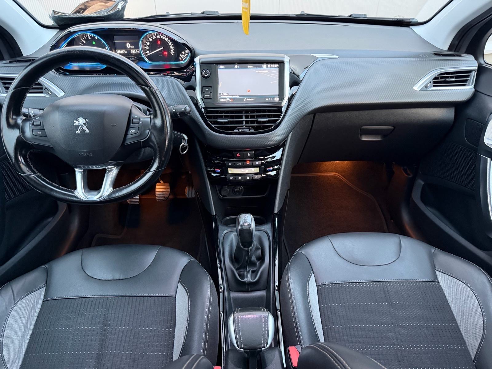 PEUGEOT 2008 1,2-REGISTRIRAN GODINU DANA-PANORAMA-VELIKI SERVIS-KLIMA-, fotografija 7