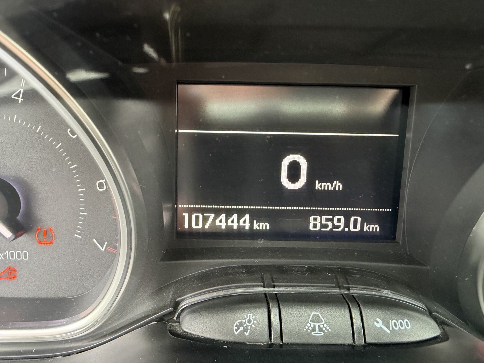 Peugeot 2008 1,2 ALLURE, 107000 KM, 12 MJ JAMSTVO, ISPORUKA ODMAH, fotografija 13