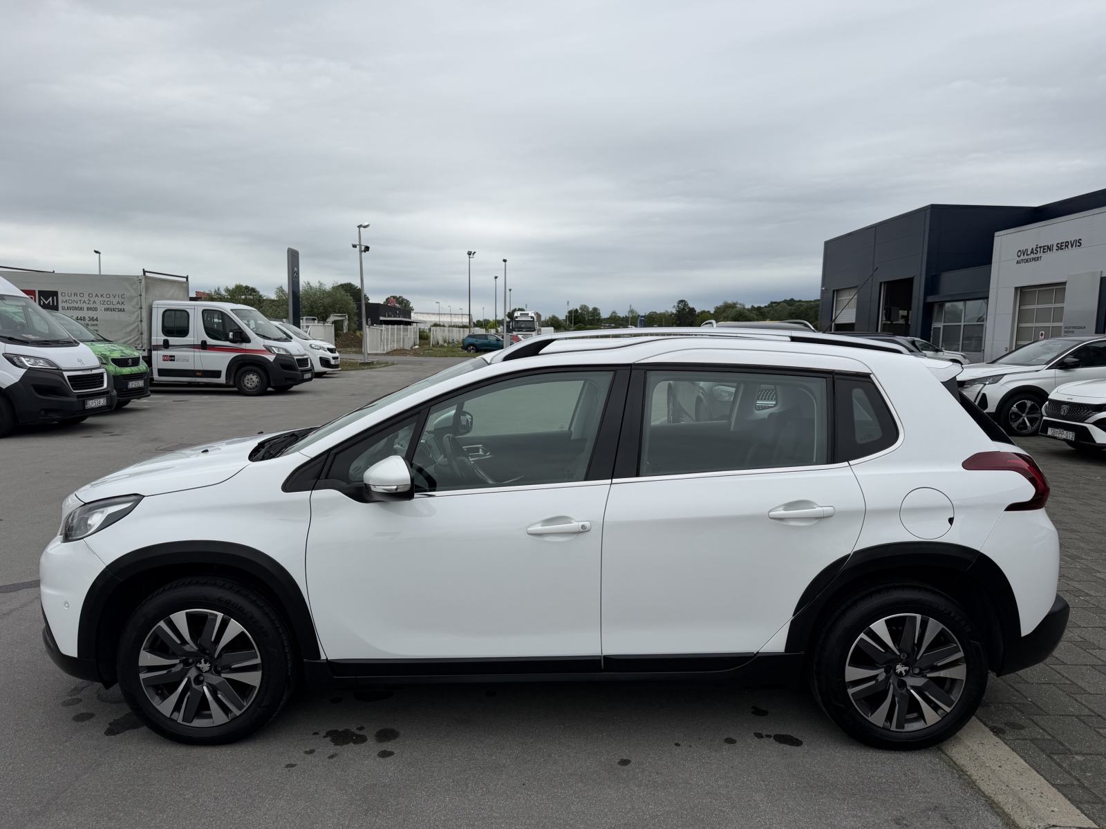 Peugeot 2008 1,2 ALLURE, 107000 KM, 12 MJ JAMSTVO, ISPORUKA ODMAH, fotografija 4