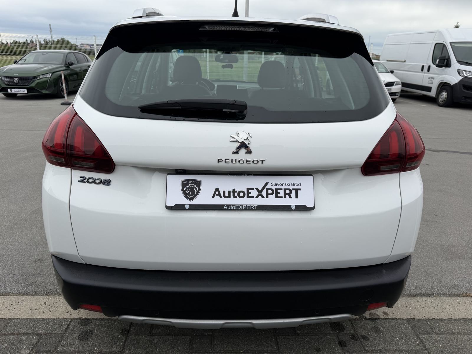 Peugeot 2008 1,2 ALLURE, 107000 KM, 12 MJ JAMSTVO, ISPORUKA ODMAH, fotografija 6