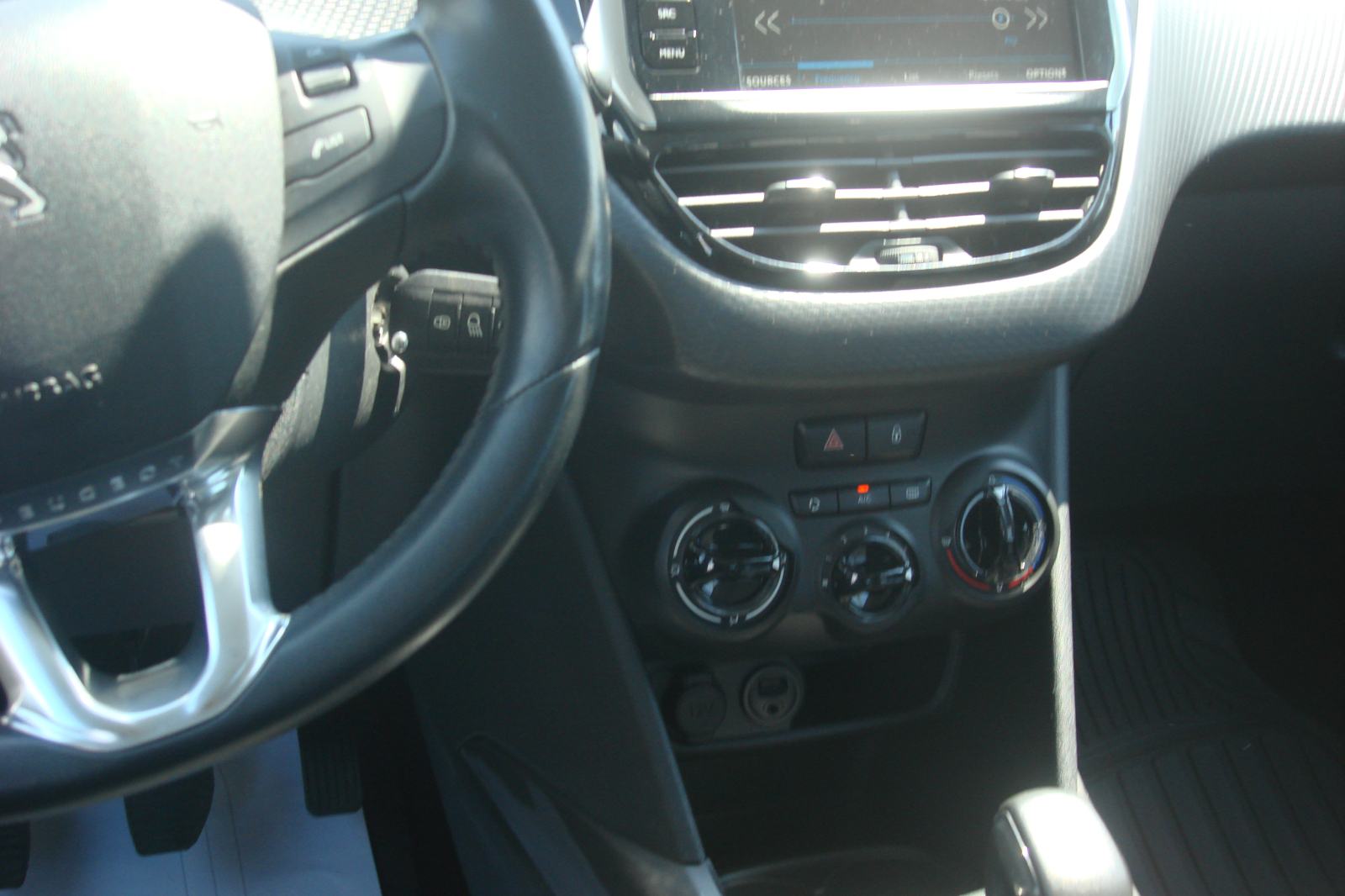 PEUGEOT 2008 1,2***133 000 KM****REGISTRIRAN 06/2027****FULL OPREMA***, fotografija 11