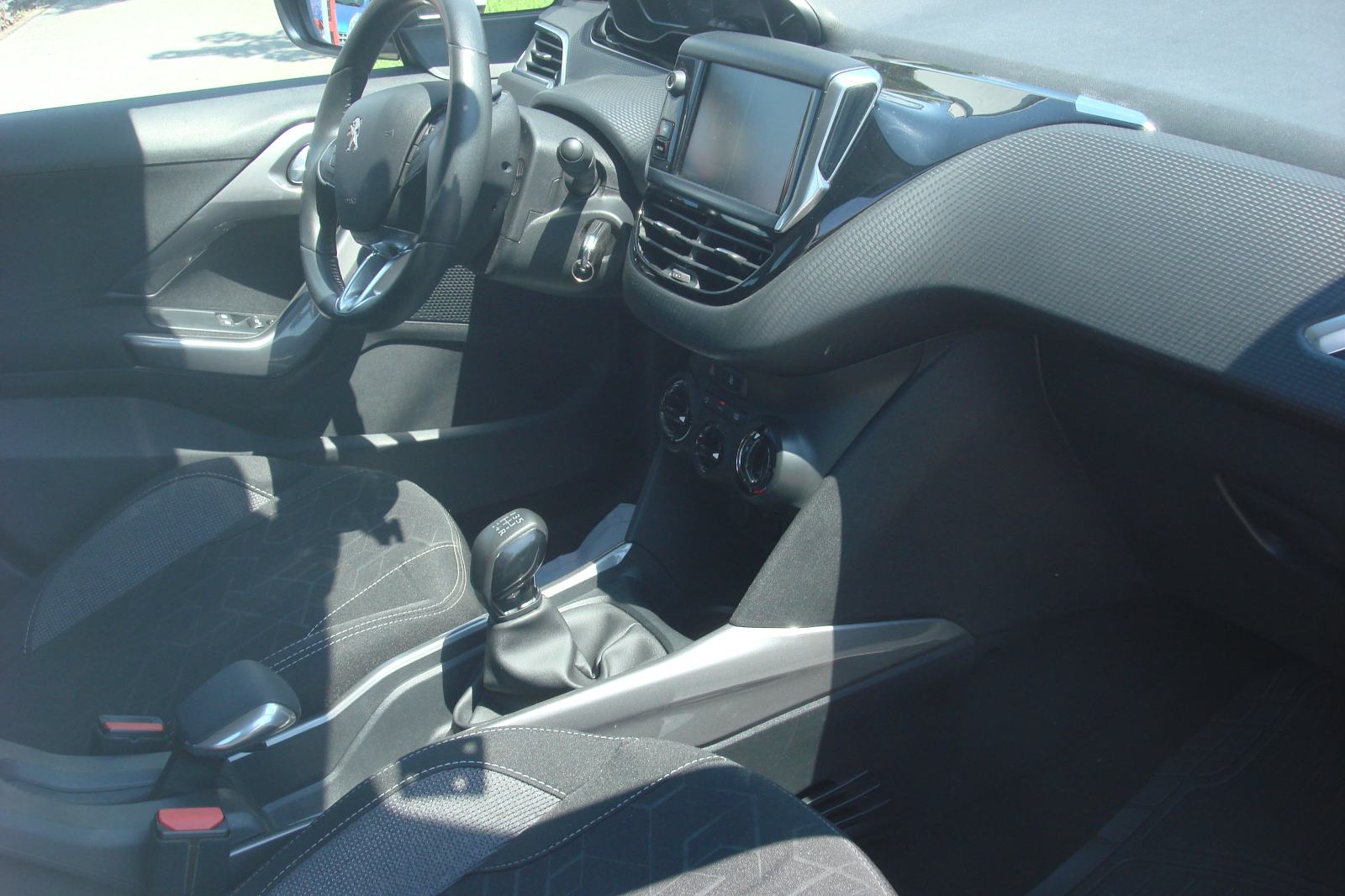 PEUGEOT 2008 1,2***133 000 KM****REGISTRIRAN 06/2027****FULL OPREMA***, fotografija 12