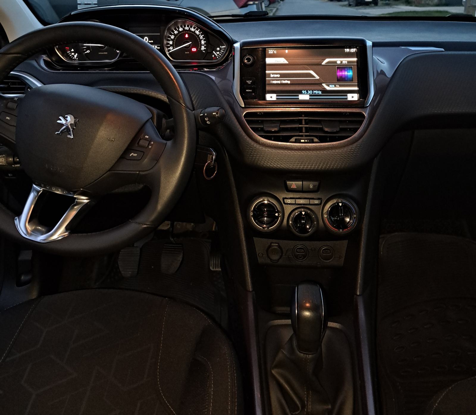 Peugeot 2008 1,2, fotografija 7