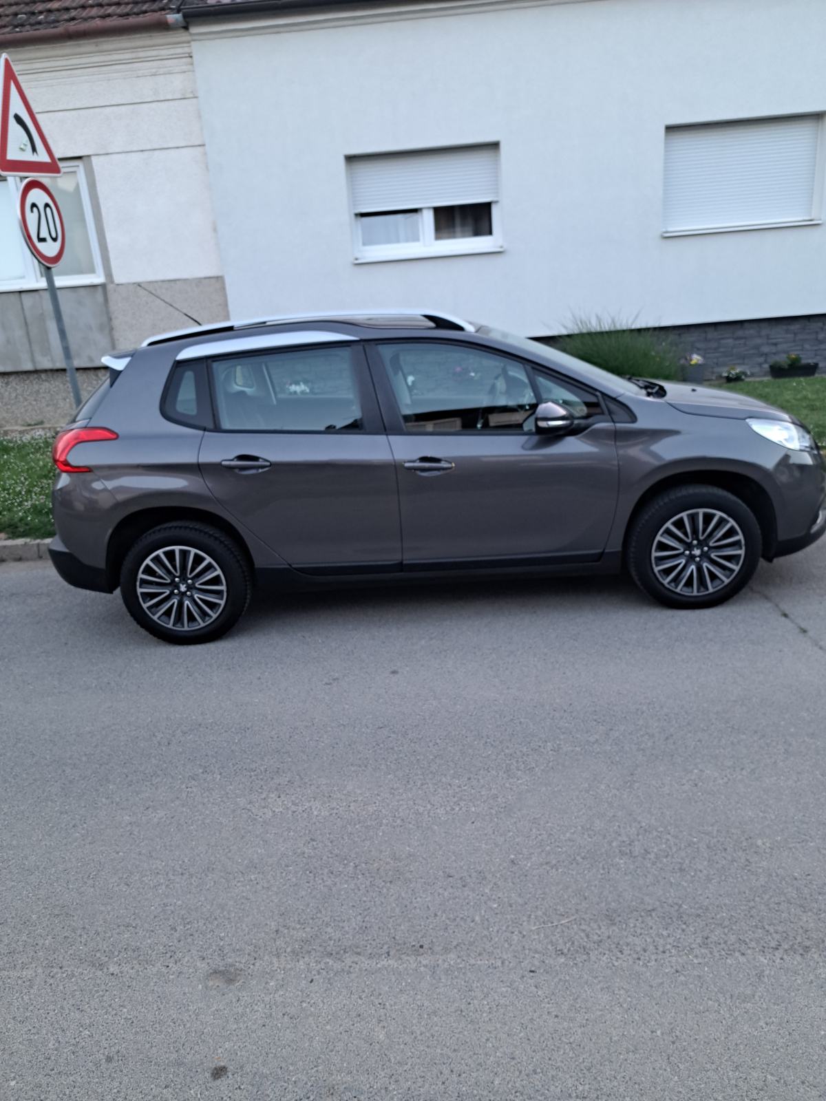 Peugeot 2008 1,2, fotografija 2