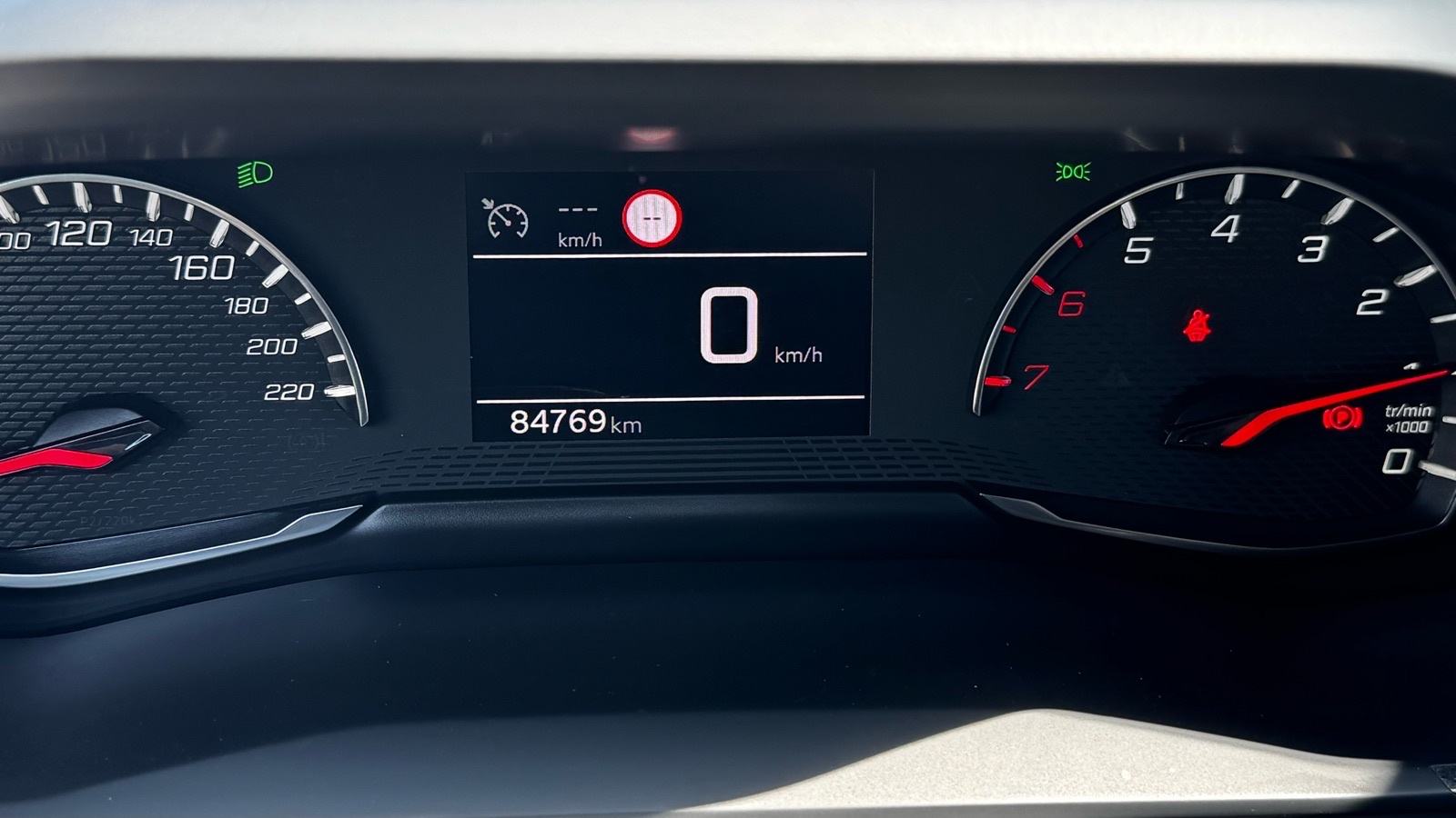 Peugeot 2008 1,2 TURBO 100 KS-SERVISNA-JAMSTVO12MJ-TOP!!!, fotografija 12