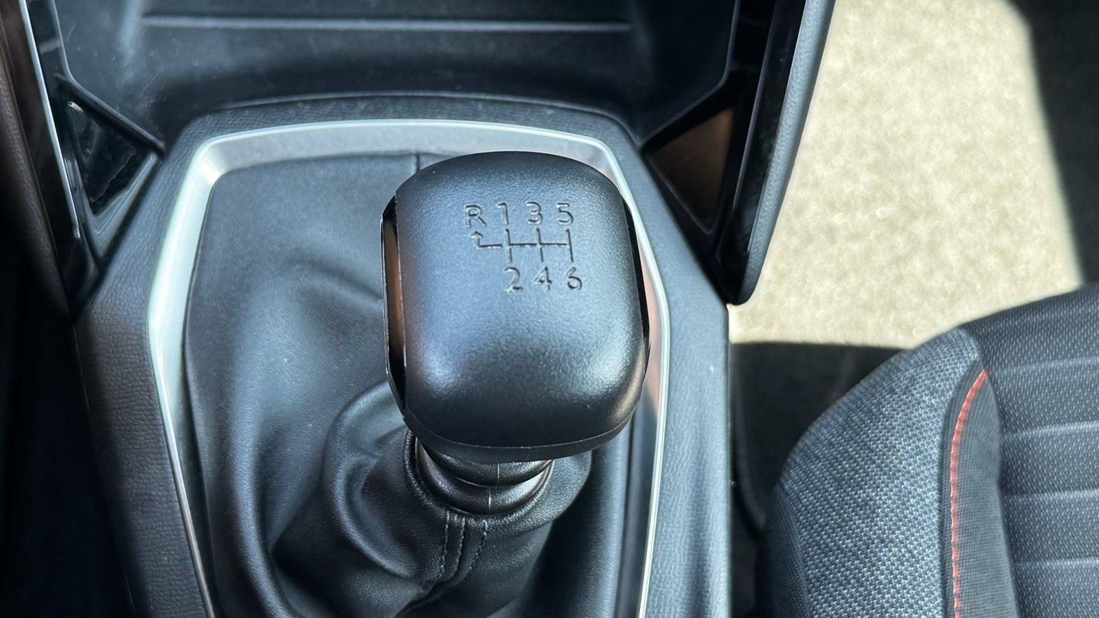 Peugeot 2008 1,2 TURBO 100 KS-SERVISNA-JAMSTVO12MJ-TOP!!!, fotografija 13
