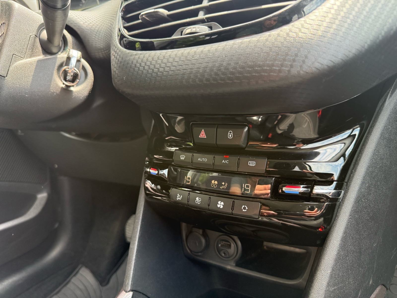 Peugeot 2008 1,2-STYLE-NAVIGACIJA-ALU-PDC-LED-MFV, fotografija 18
