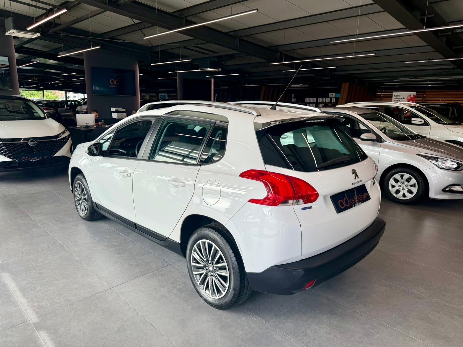 Peugeot 2008 1,2 KLIMA • VELIKI SERVIS • ALU 16" • AUTOKREDIT, fotografija 5