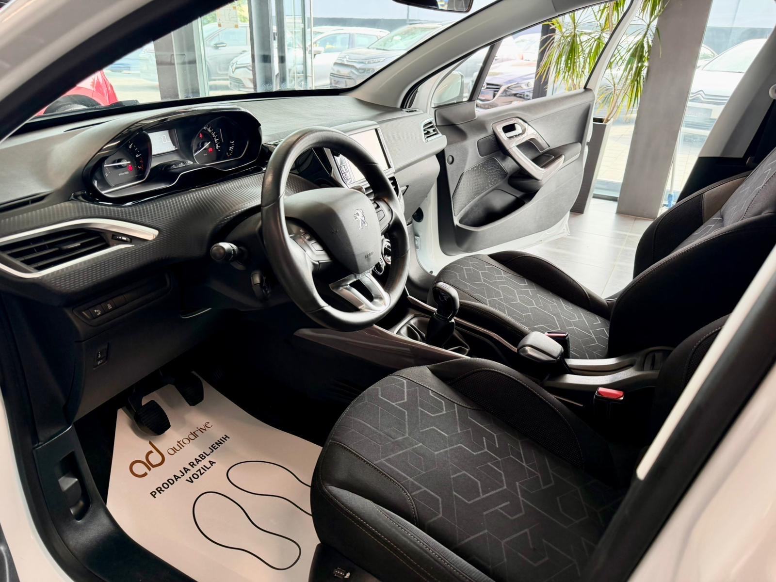 Peugeot 2008 1,2 KLIMA • VELIKI SERVIS • ALU 16" • AUTOKREDIT, fotografija 12