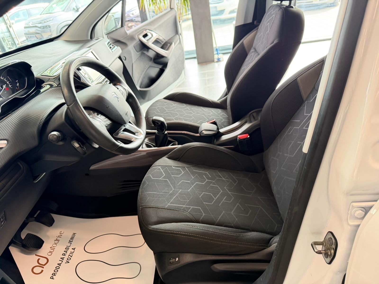 Peugeot 2008 1,2 KLIMA • VELIKI SERVIS • ALU 16" • AUTOKREDIT, fotografija 13