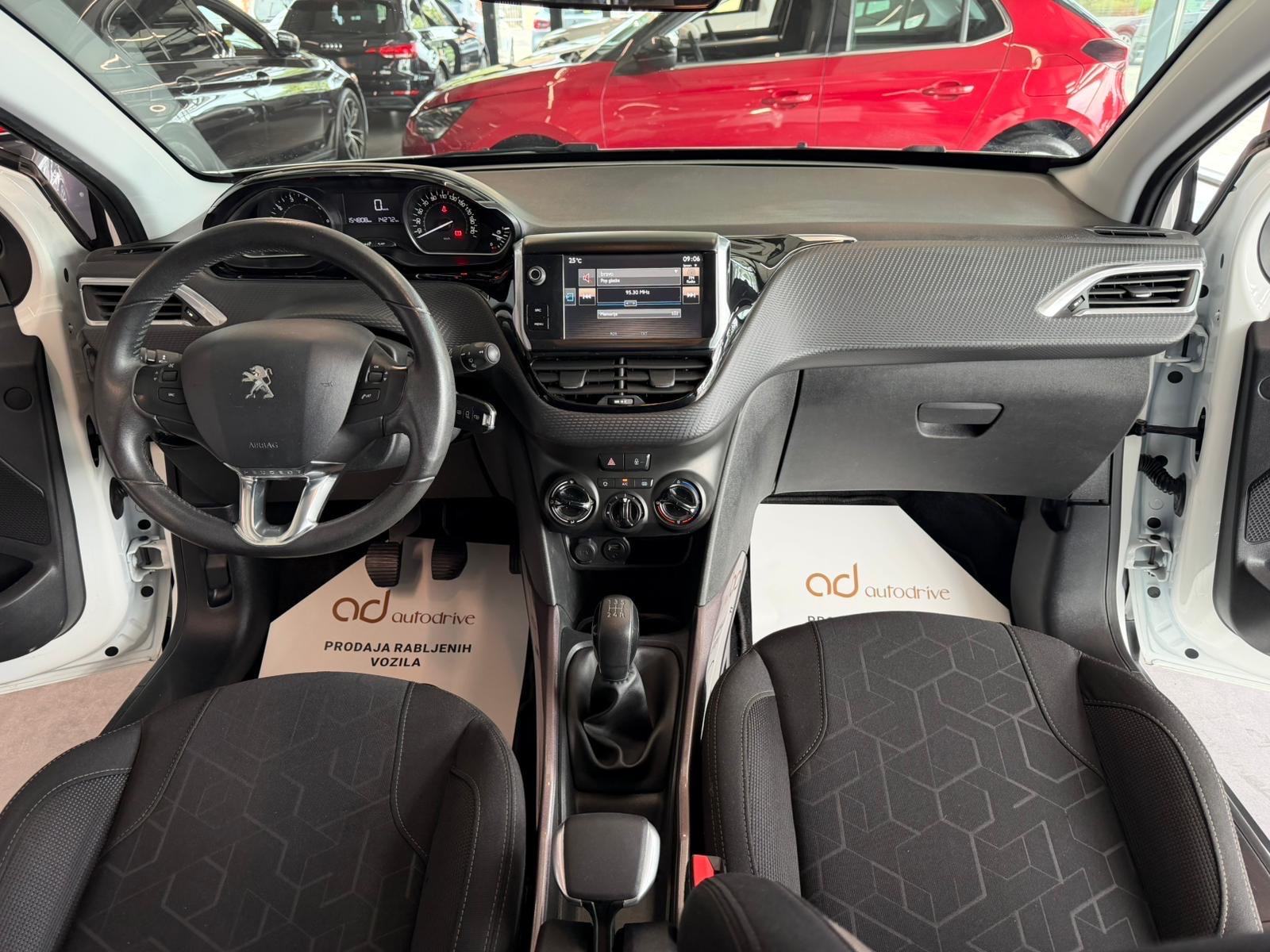 Peugeot 2008 1,2 KLIMA • VELIKI SERVIS • ALU 16" • AUTOKREDIT, fotografija 14