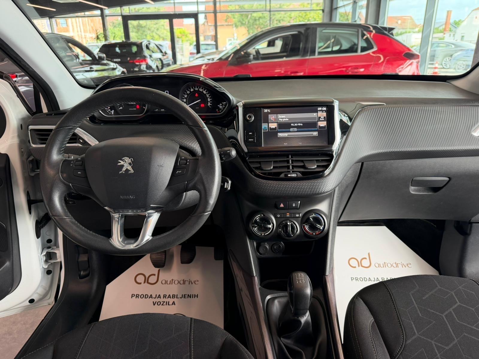 Peugeot 2008 1,2 KLIMA • VELIKI SERVIS • ALU 16" • AUTOKREDIT, fotografija 15