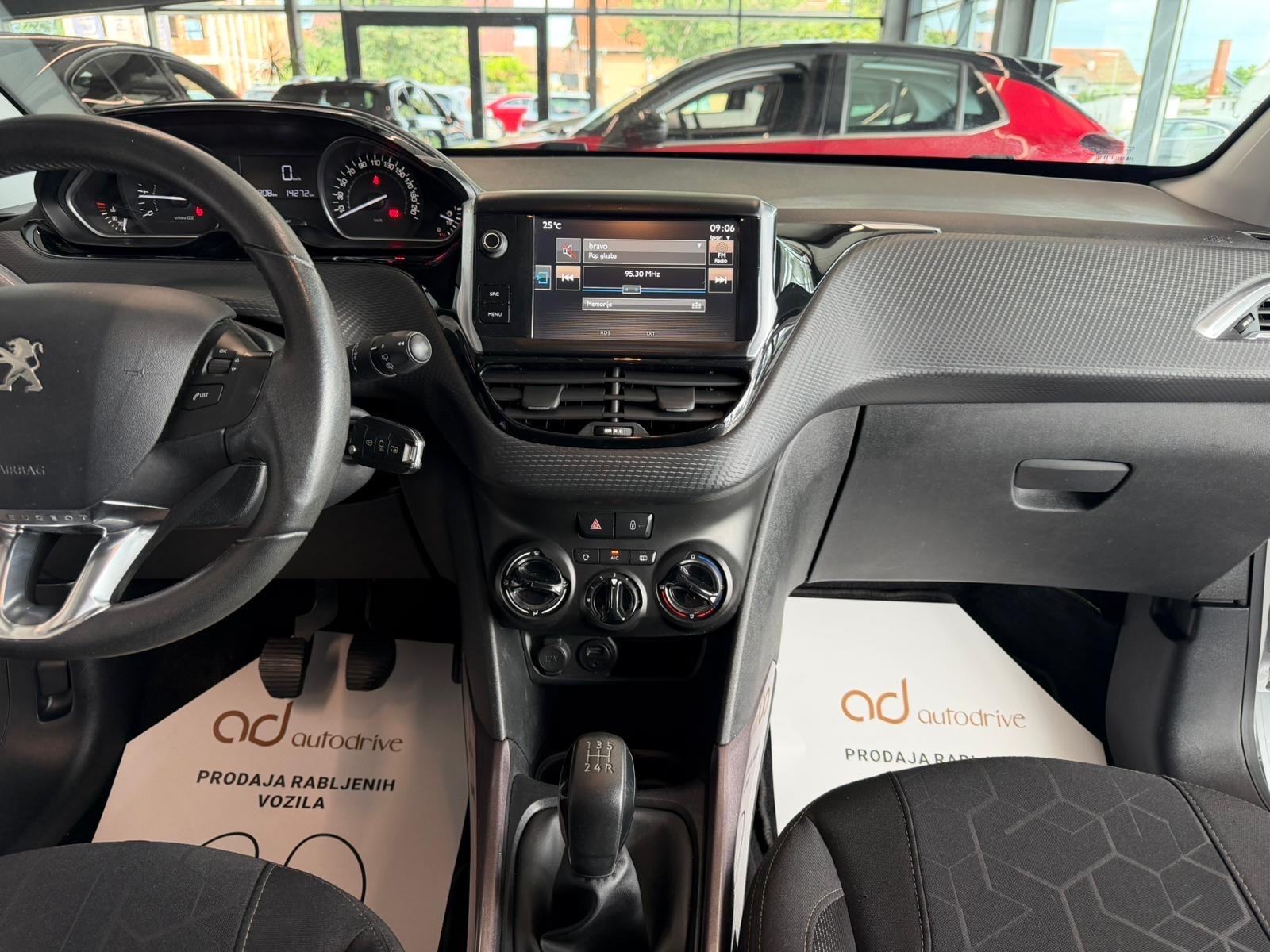 Peugeot 2008 1,2 KLIMA • VELIKI SERVIS • ALU 16" • AUTOKREDIT, fotografija 17