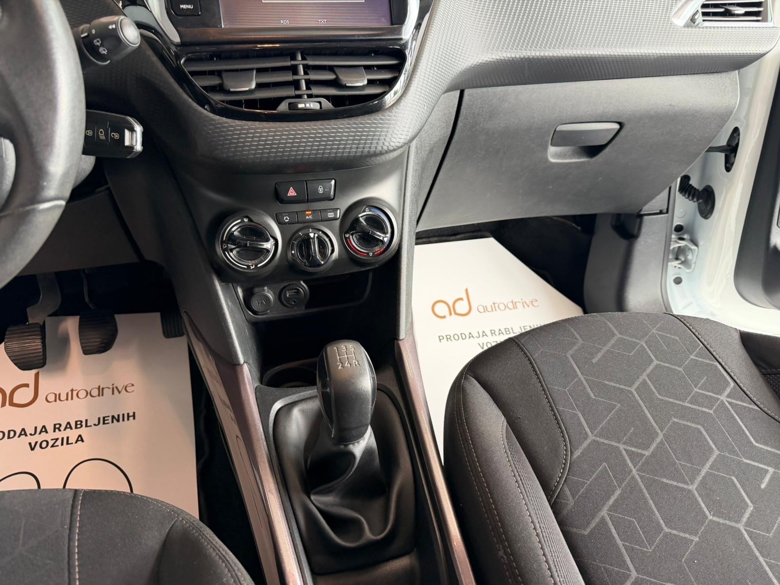 Peugeot 2008 1,2 KLIMA • VELIKI SERVIS • ALU 16" • AUTOKREDIT, fotografija 18