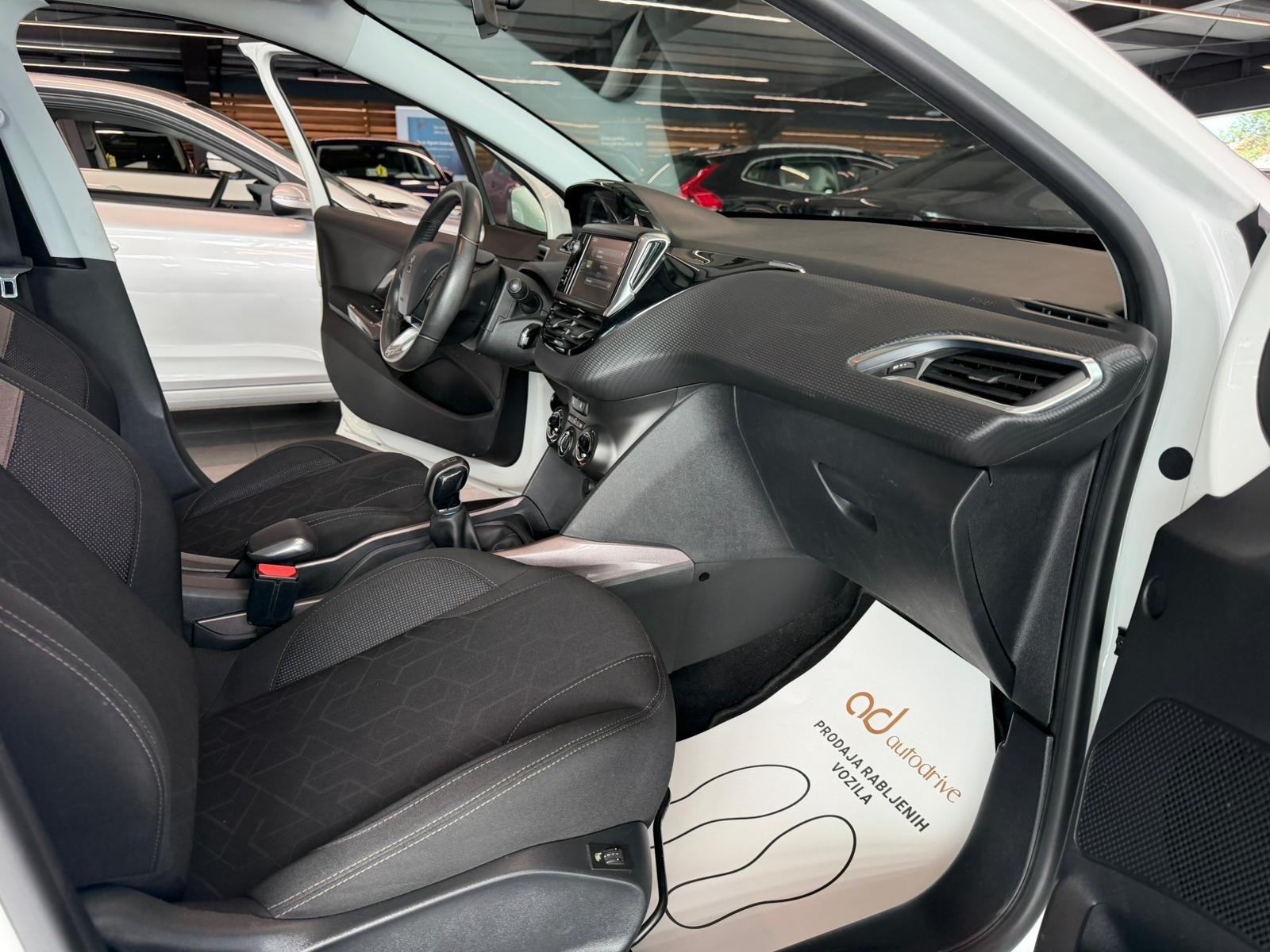 Peugeot 2008 1,2 KLIMA • VELIKI SERVIS • ALU 16" • AUTOKREDIT, fotografija 19