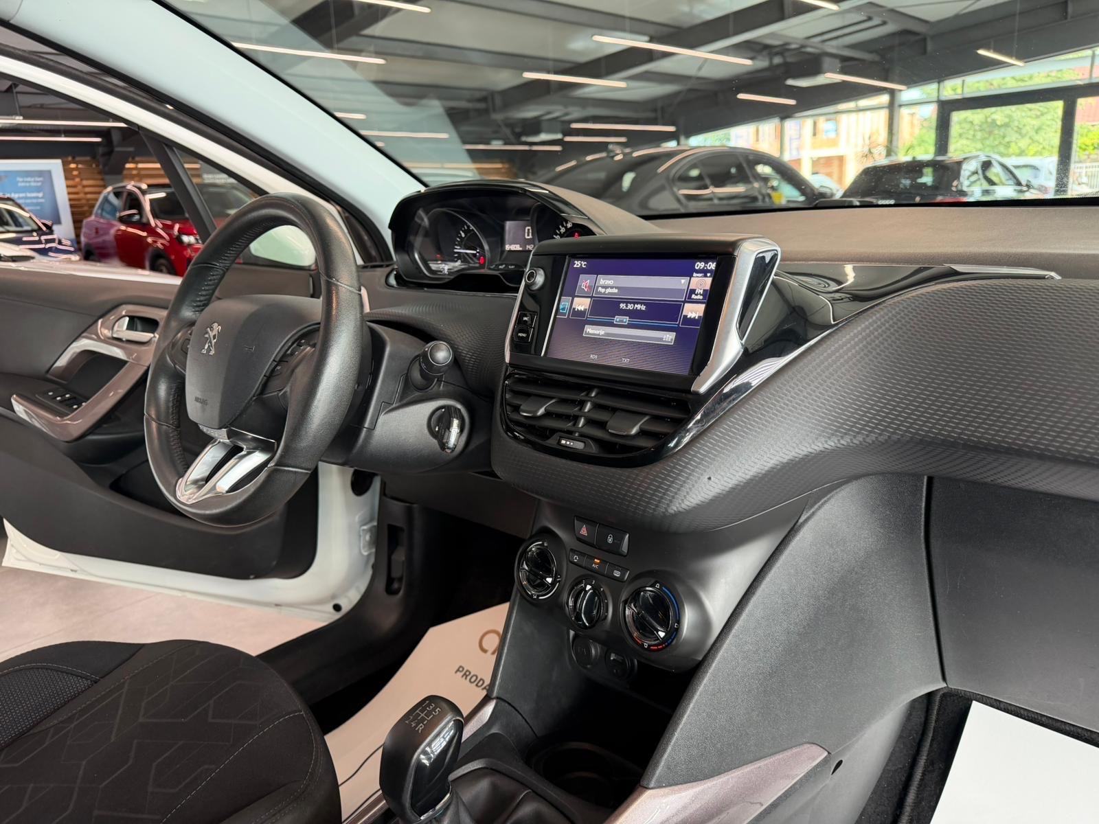 Peugeot 2008 1,2 KLIMA • VELIKI SERVIS • ALU 16" • AUTOKREDIT, fotografija 20