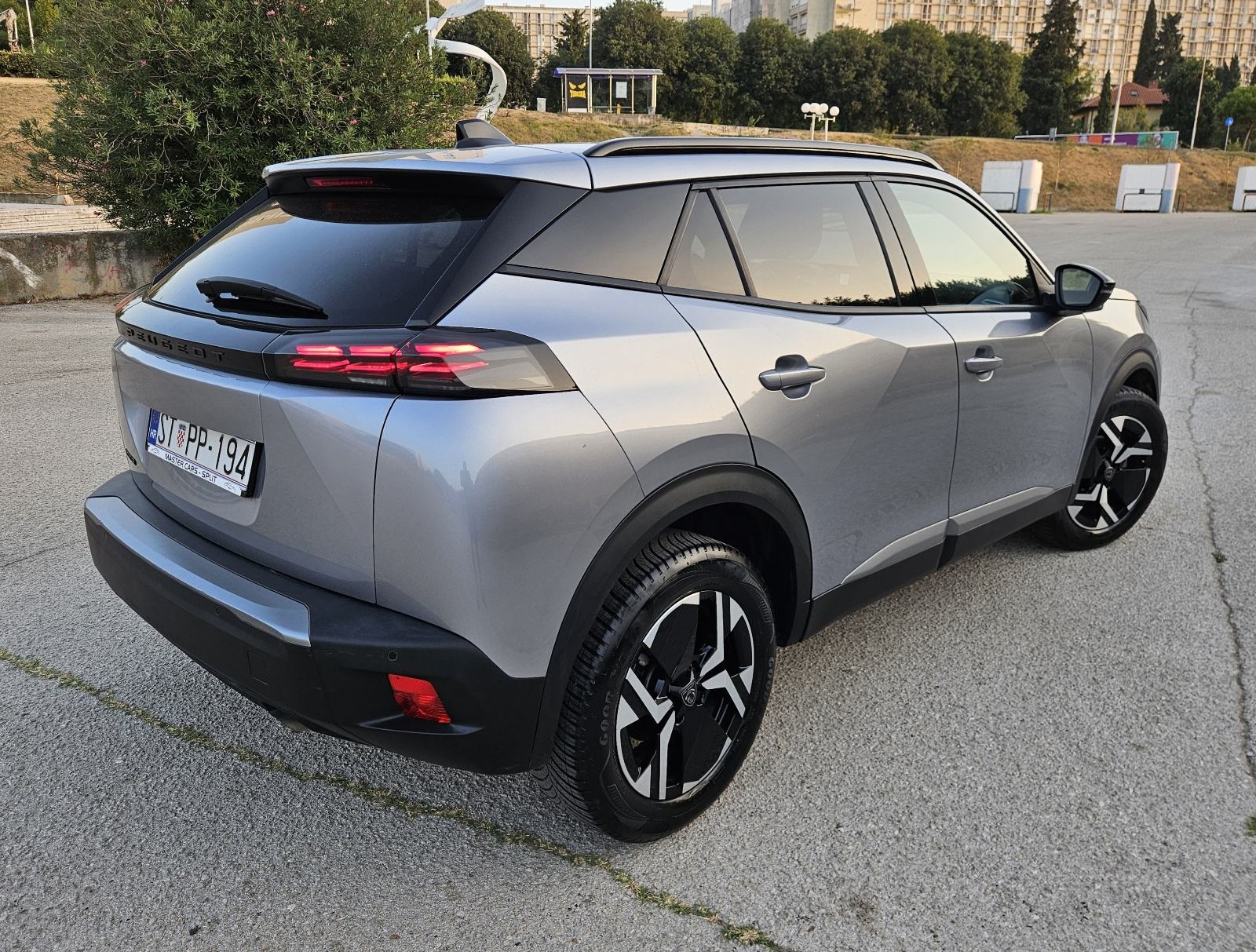 PEUGEOT 2008 1,2 TURBO • NOVI MODEL • FULL ALLURE BUSSINES • JAMSTVO, fotografija 3