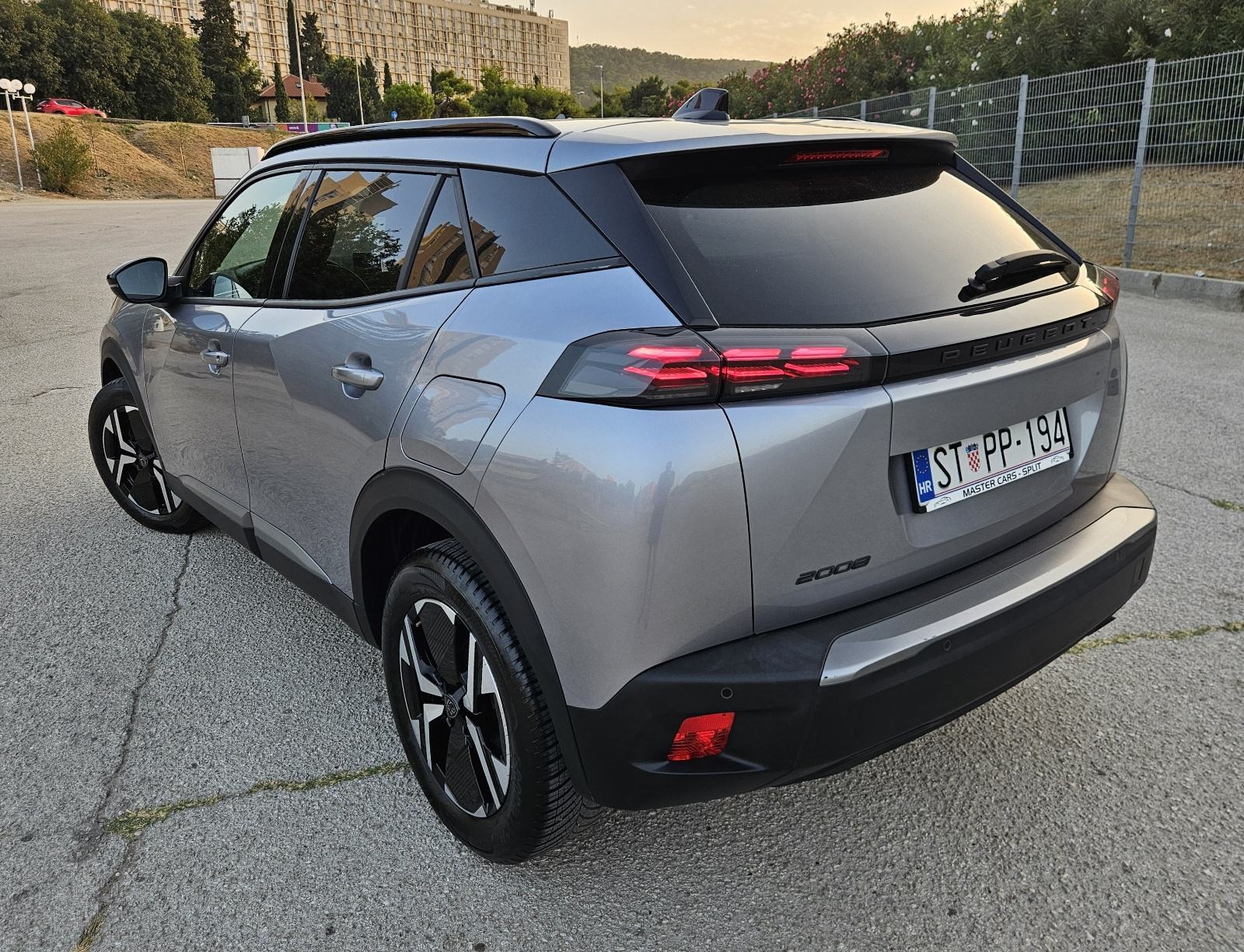 PEUGEOT 2008 1,2 TURBO • NOVI MODEL • FULL ALLURE BUSSINES • JAMSTVO, fotografija 4