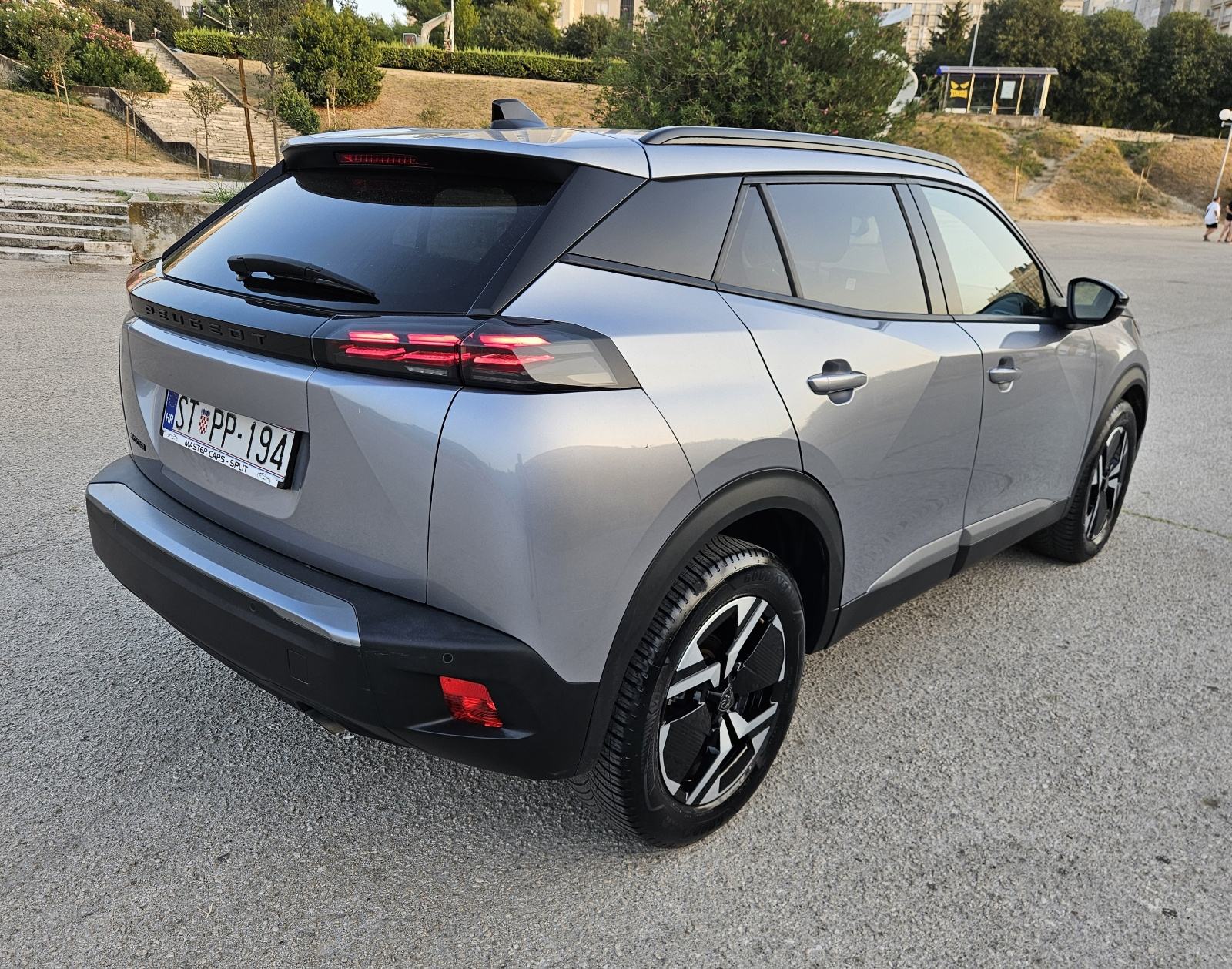 PEUGEOT 2008 1,2 TURBO • NOVI MODEL • FULL ALLURE BUSSINES • JAMSTVO, fotografija 9