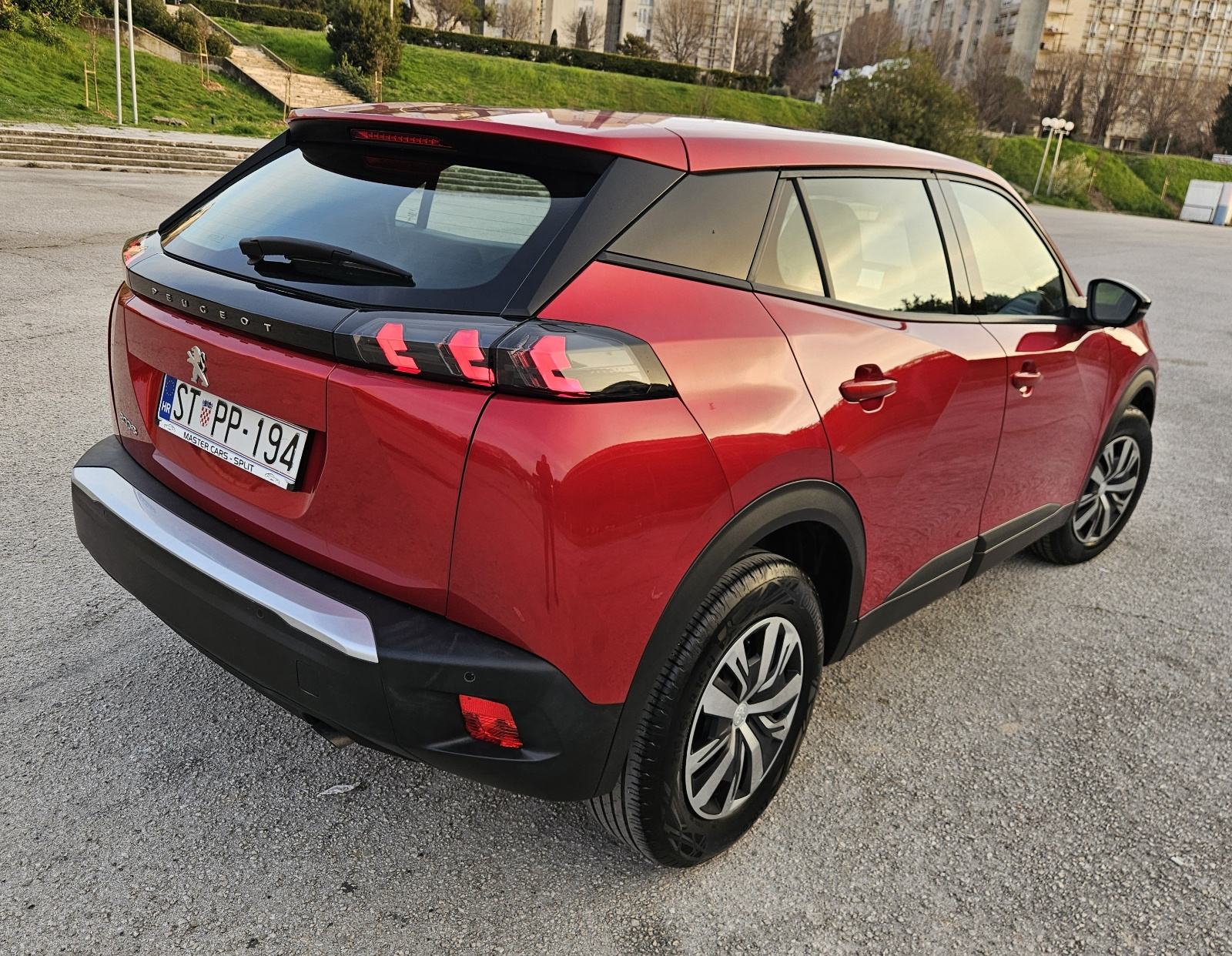 PEUGEOT 2008 1,2 TURBO • SAMO 18.000 KM • DOSLOVNO NOV AUTOMOBIL, fotografija 3