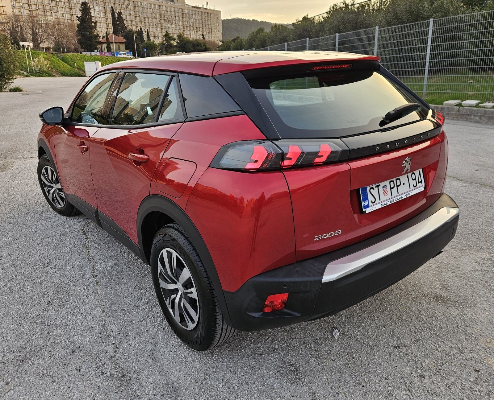 PEUGEOT 2008 1,2 TURBO • SAMO 18.000 KM • DOSLOVNO NOV AUTOMOBIL, fotografija 4